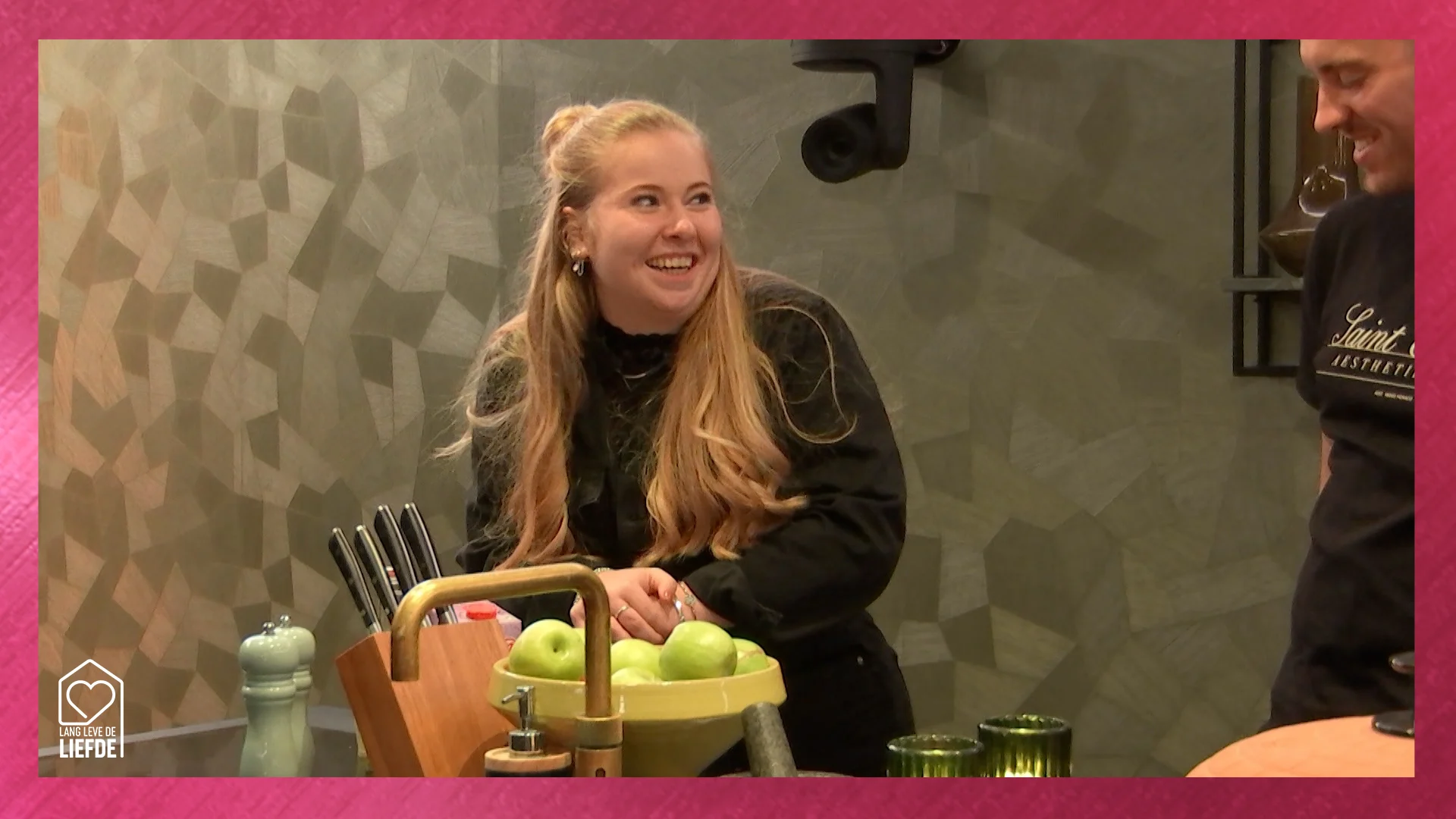 Cocktail maken gaat mis voor Sanne en Pascal