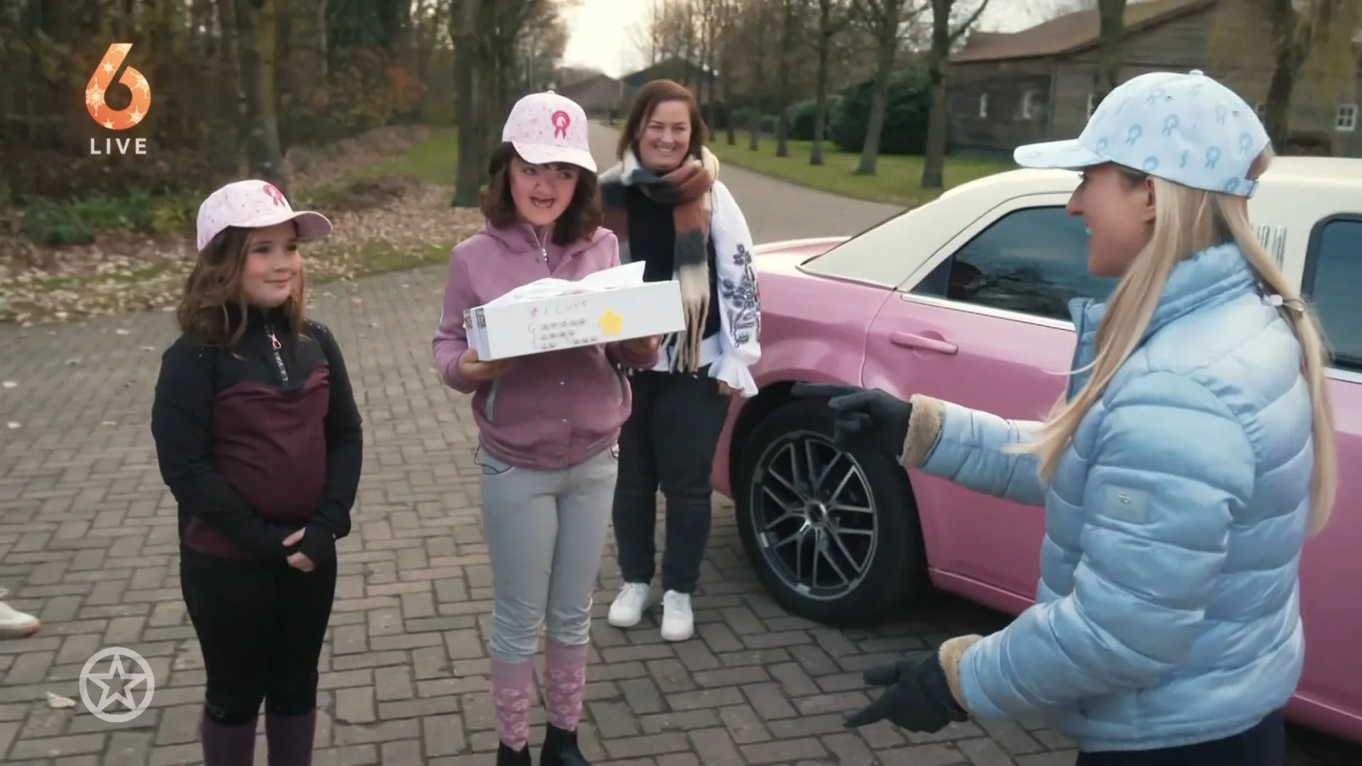 Britt Dekker laat liefste wens van Ella in vervulling gaan