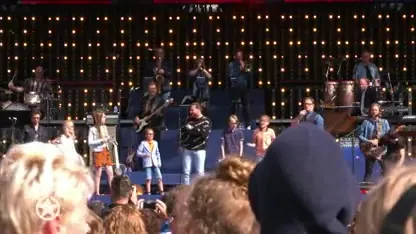 Guus pakt Groots uit voor de kleintjes: 'Het regent meters ranja'