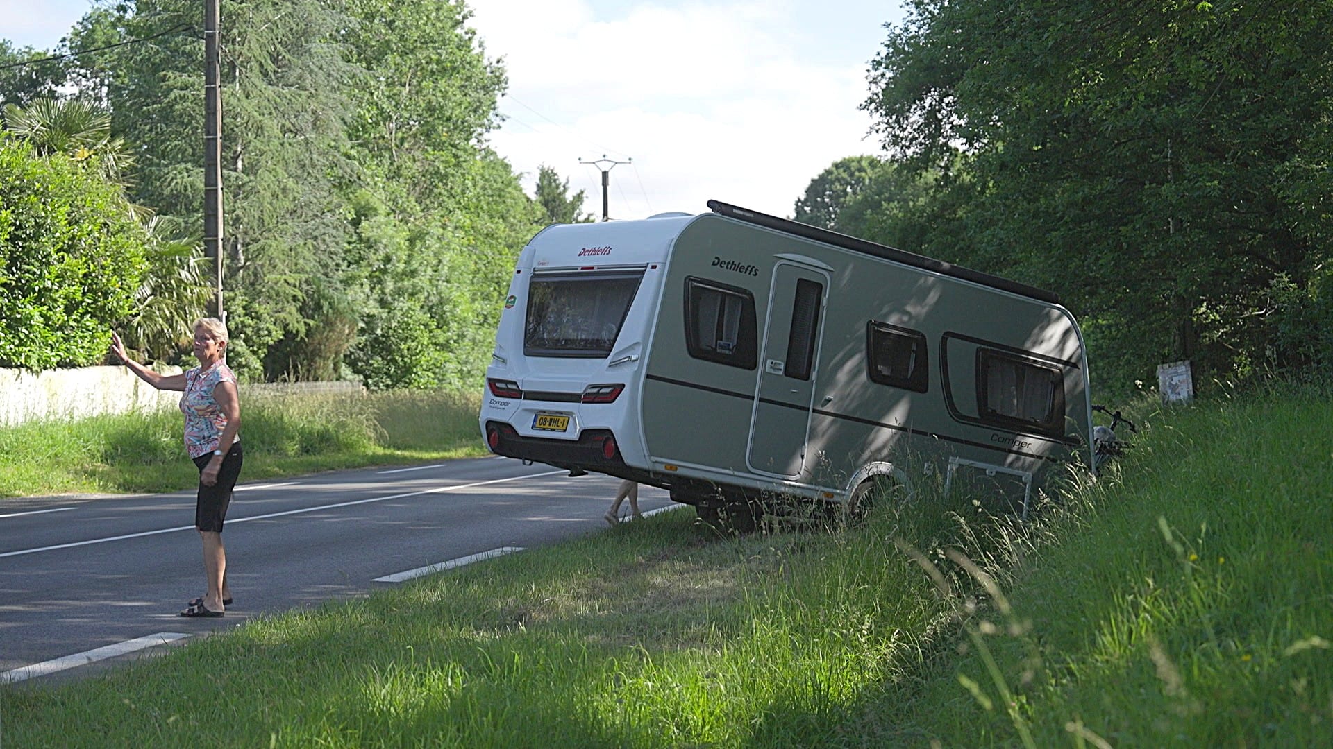 Joke totaal overstuur na caravanongeluk in We zijn er Bijna! 