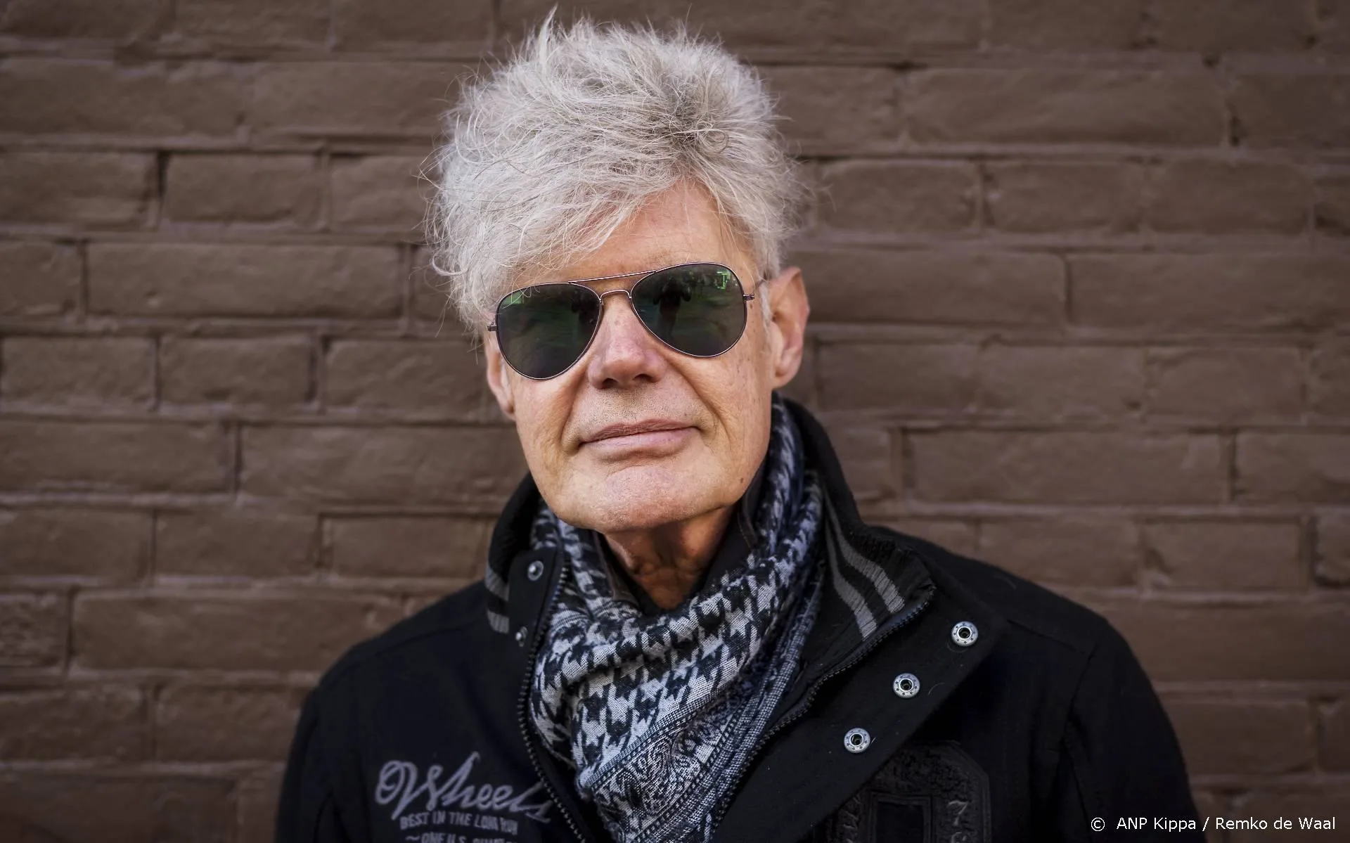 Ad Visser weigert zonnebril af te zetten bij Op1