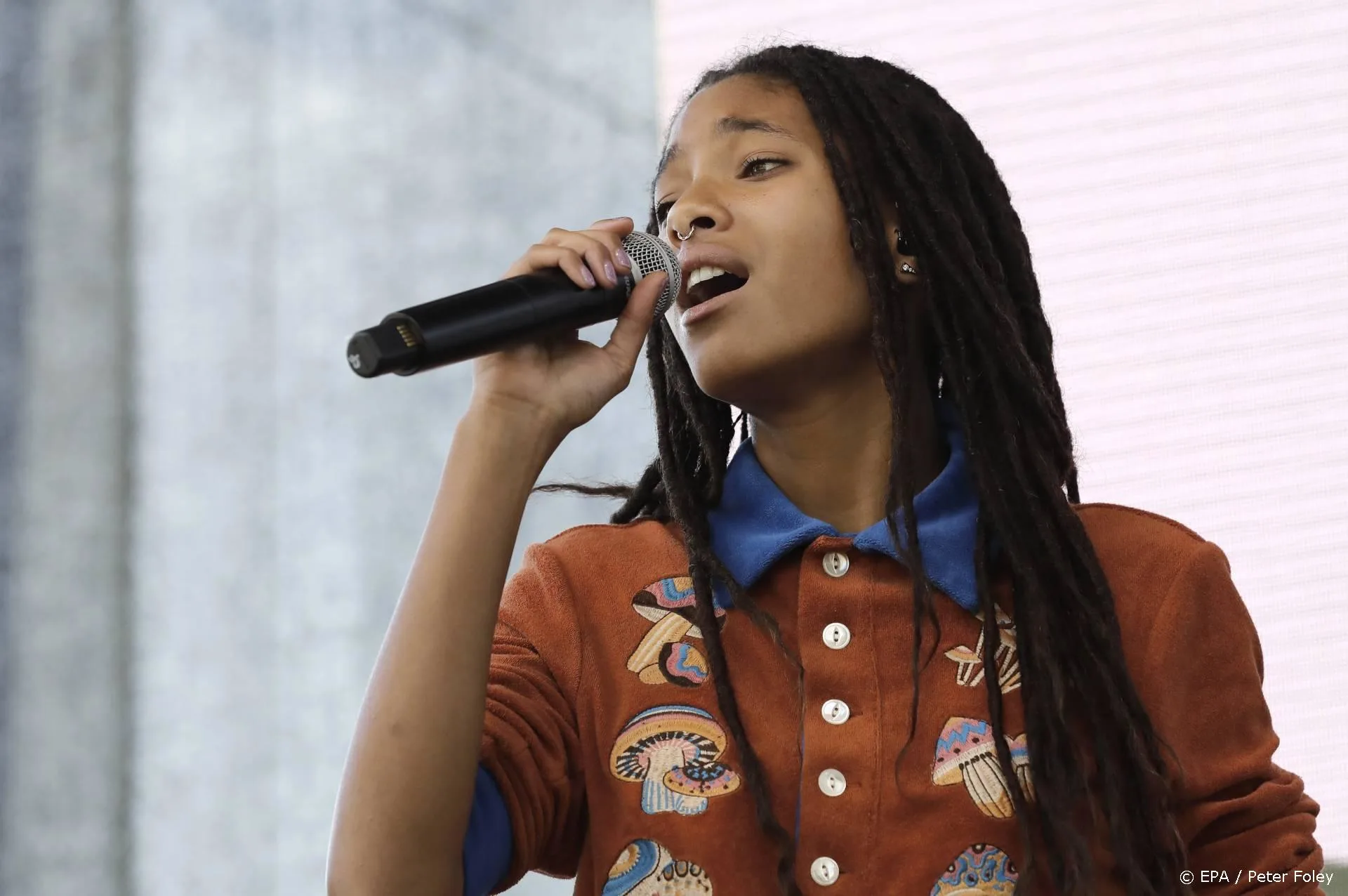 Willow Smith scheert hoofd kaal tijdens optreden