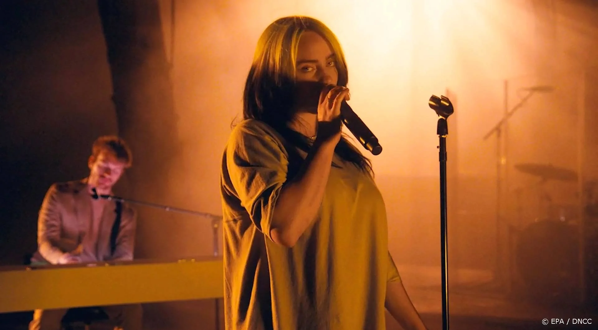 Dit is de videoclip van Bond-song Billie Eilish