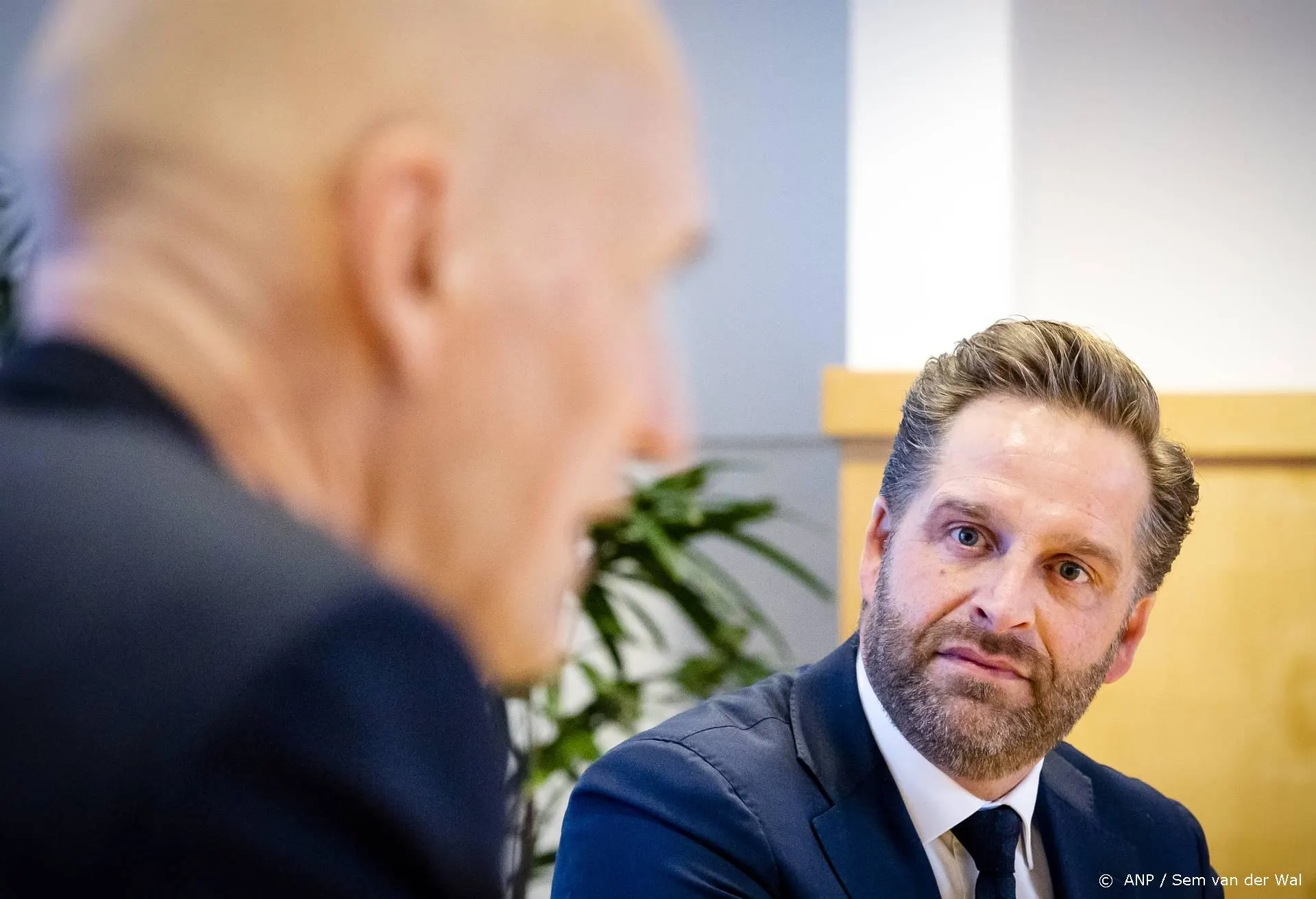 ZIEN: Hugo de Jonge kijkt persconferentie met bier en popcorn