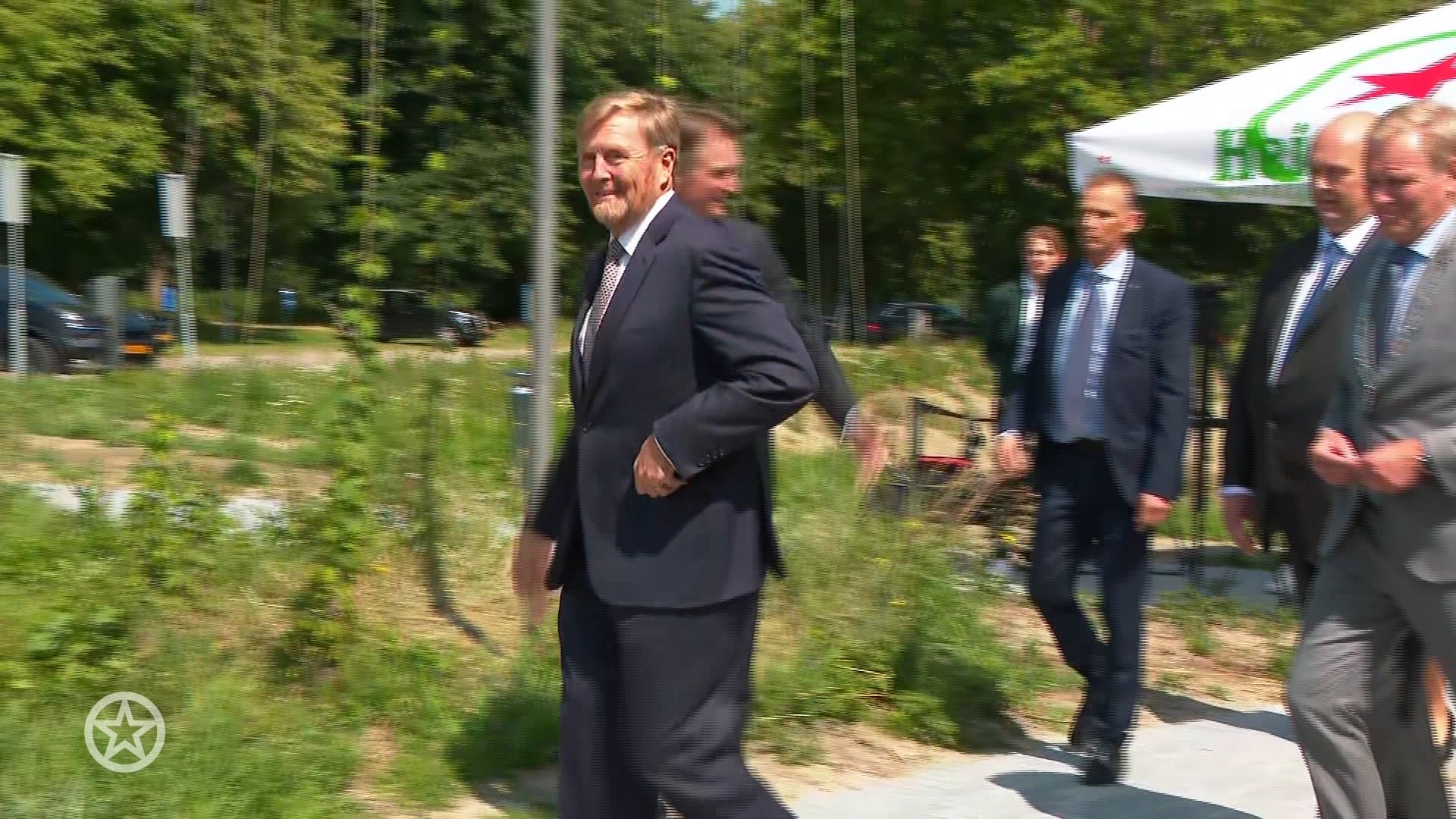 Koning Willem Alexander vertelt over gebroken arm van Amalia