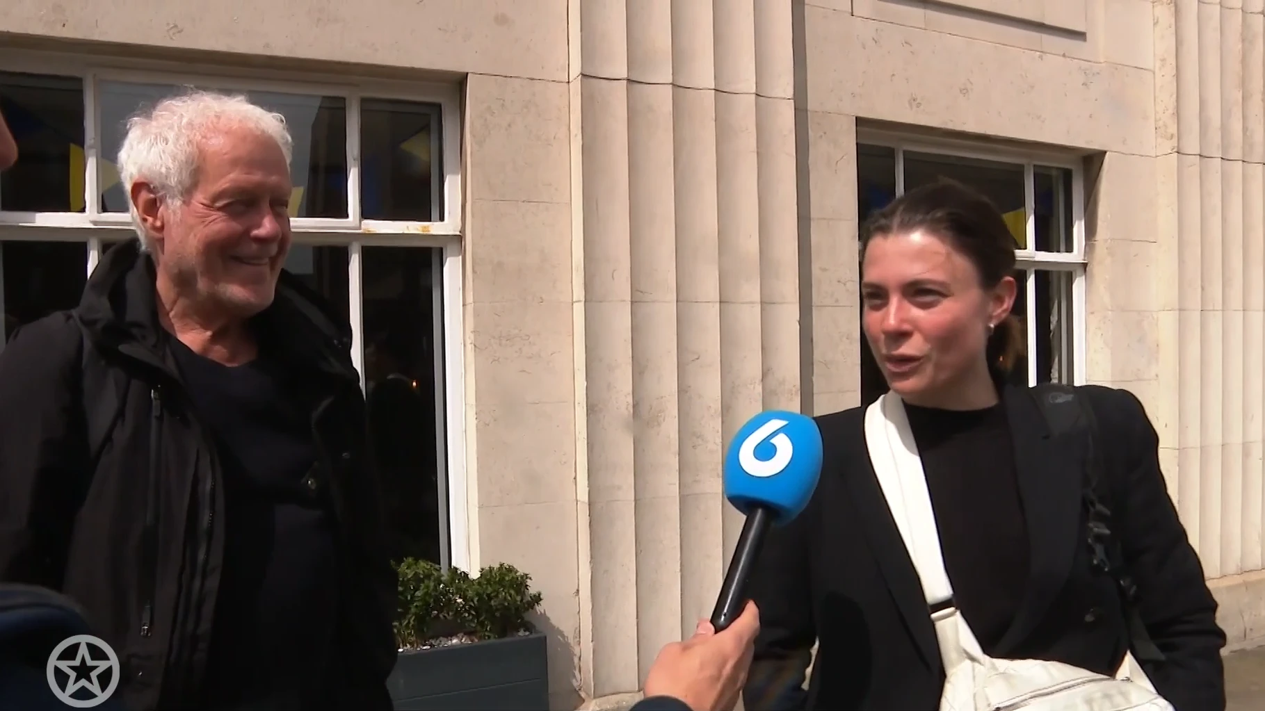 Trotse vader en zus van Mia Nicolai gaan in de zaal heel hard juichen