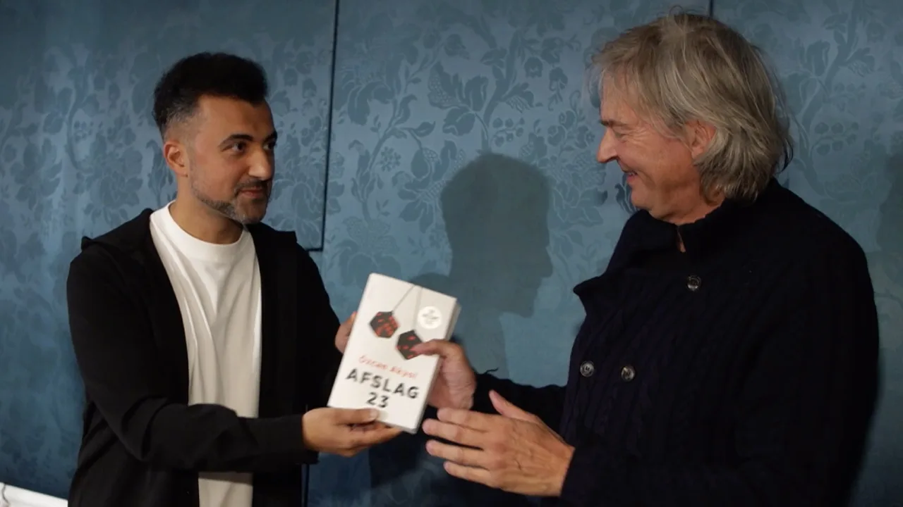 Eus geeft eerste exemplaar van nieuwe boek aan Matthijs van Nieuwkerk: 'Dankjewel dat je er altijd bent'