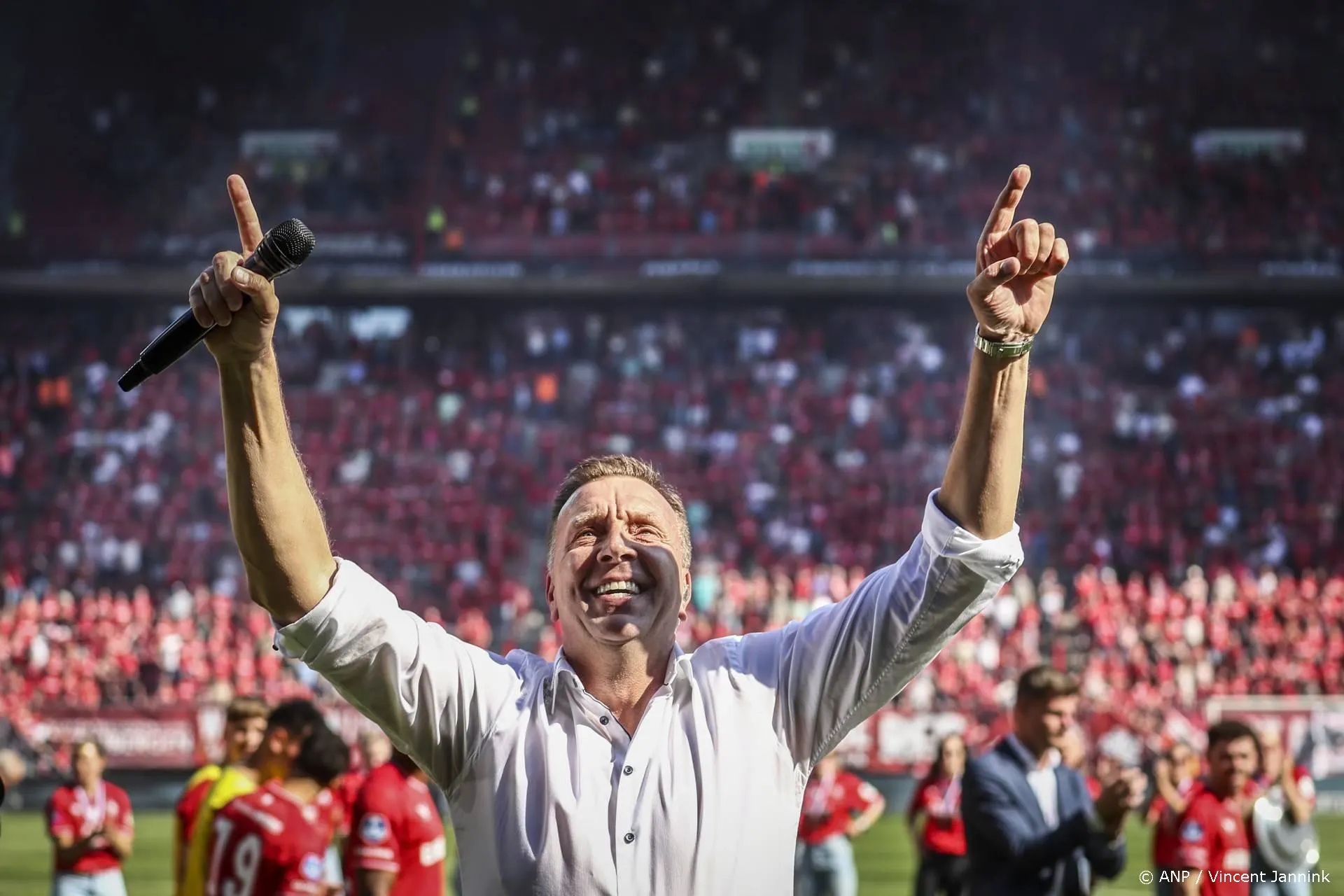 Zanger Jannes is in déze gemeente benoemd tot 'ereburger' 