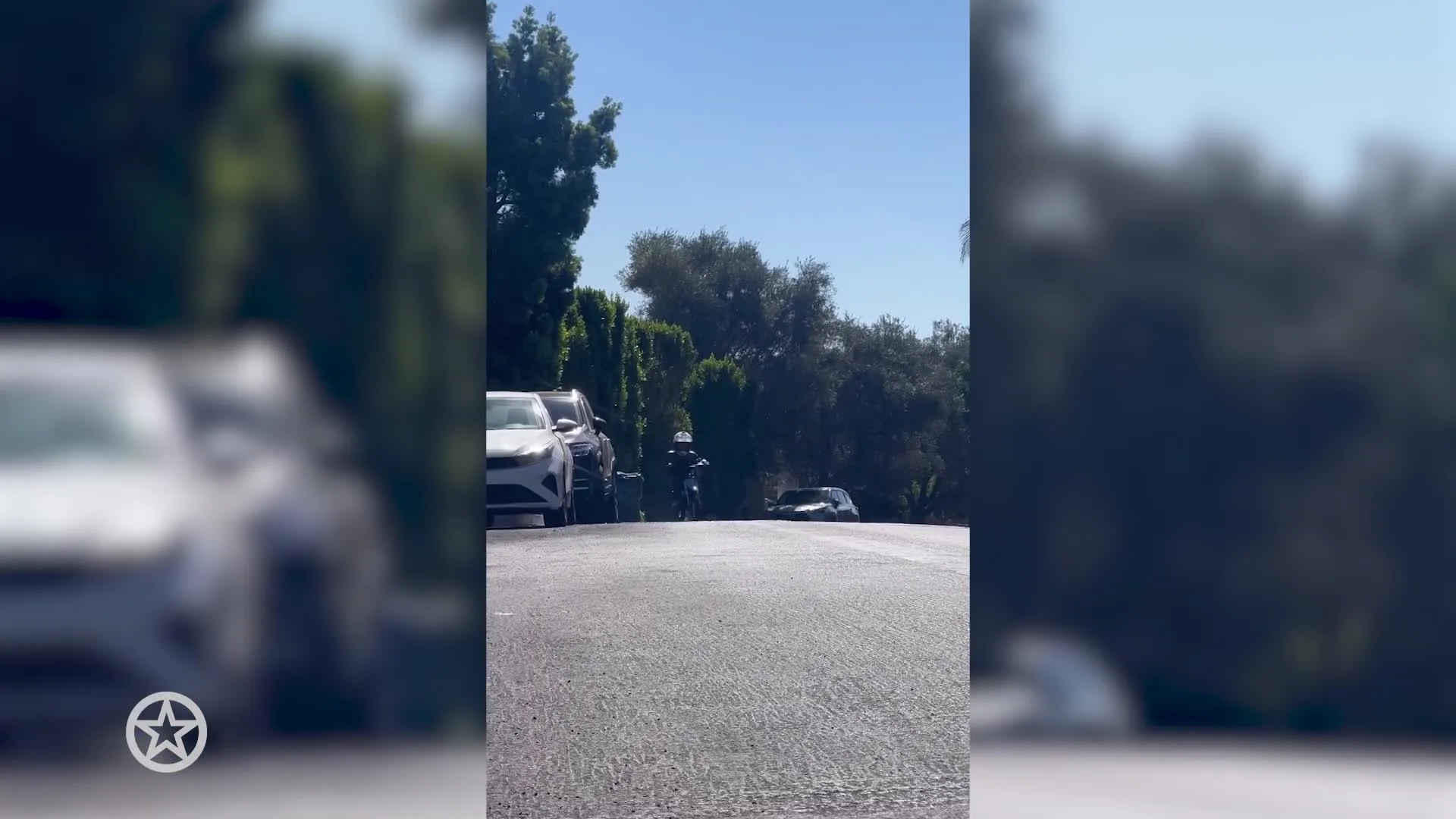 Xess Xava rijdt motor