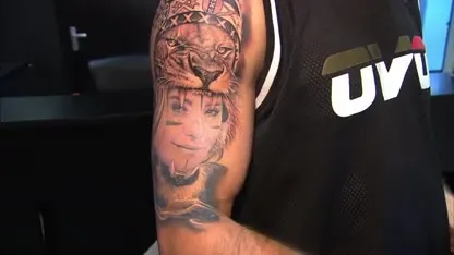 Donny Roelvink laat megatattoo afmaken