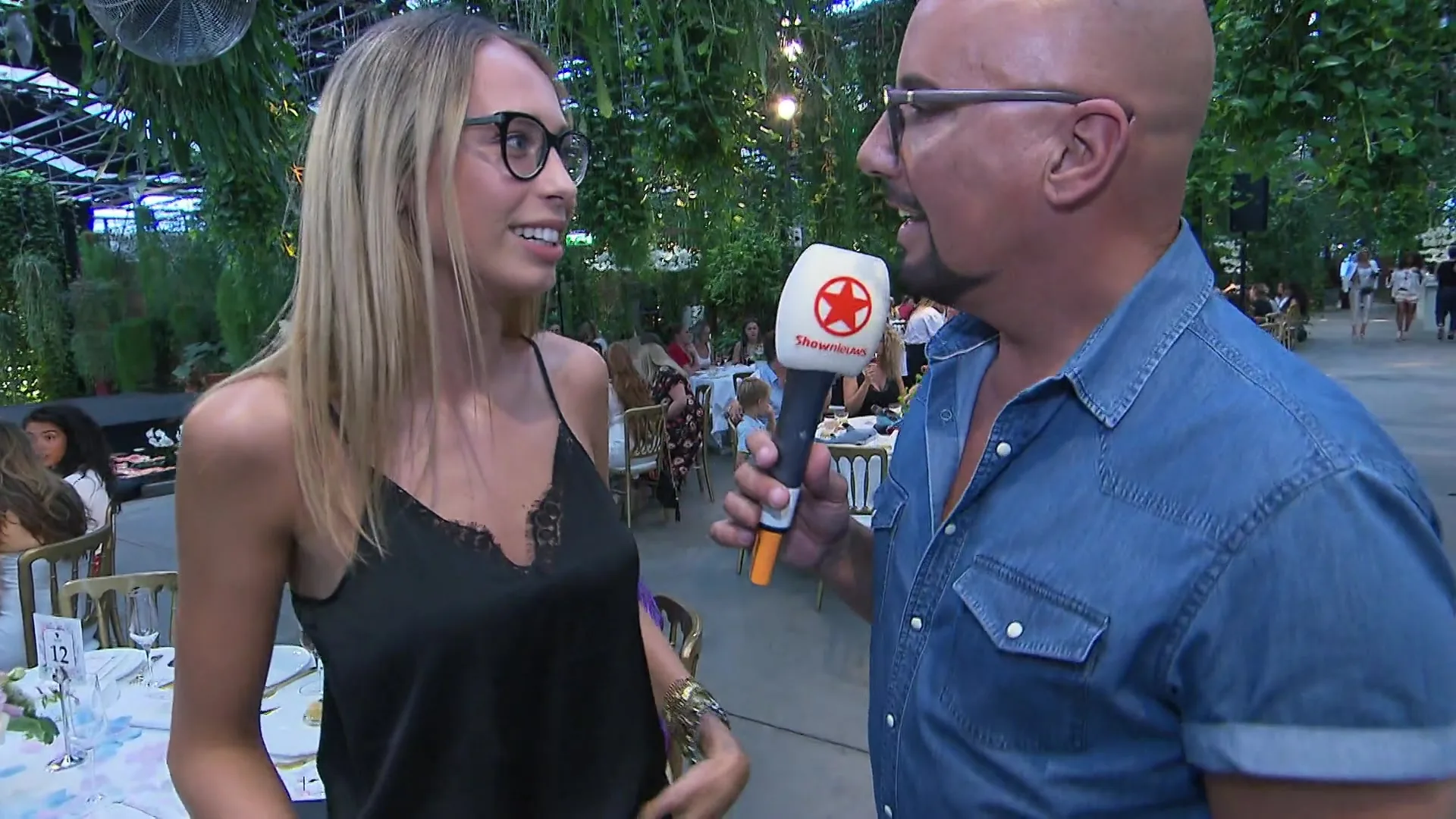 Glamour-koerier Maik langs bij modezusjes Reinders