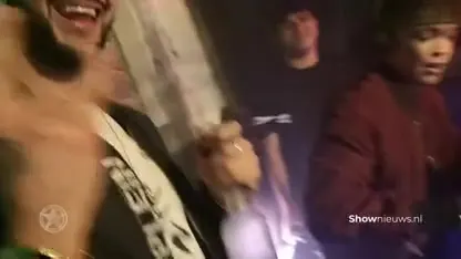 Samir kijkt iets te diep in het glaasje!