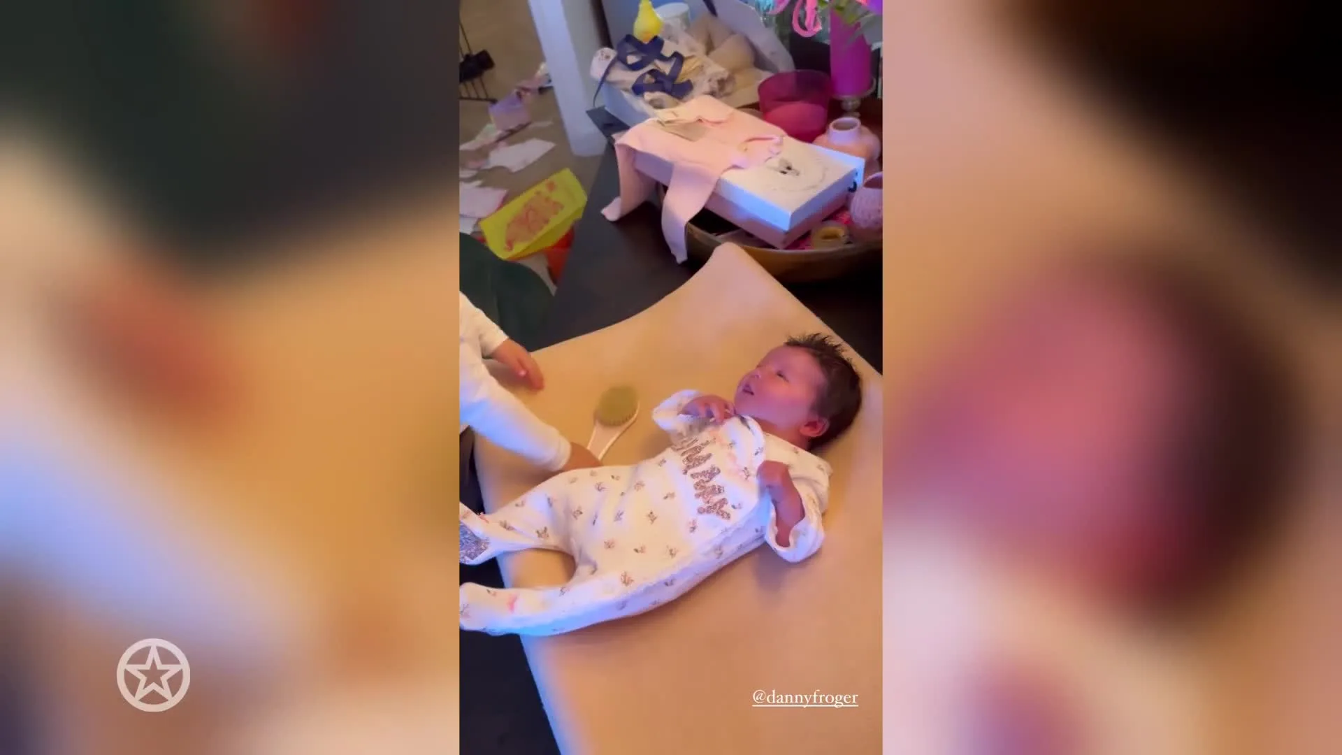 Fallon geniet van haar kleine zusje