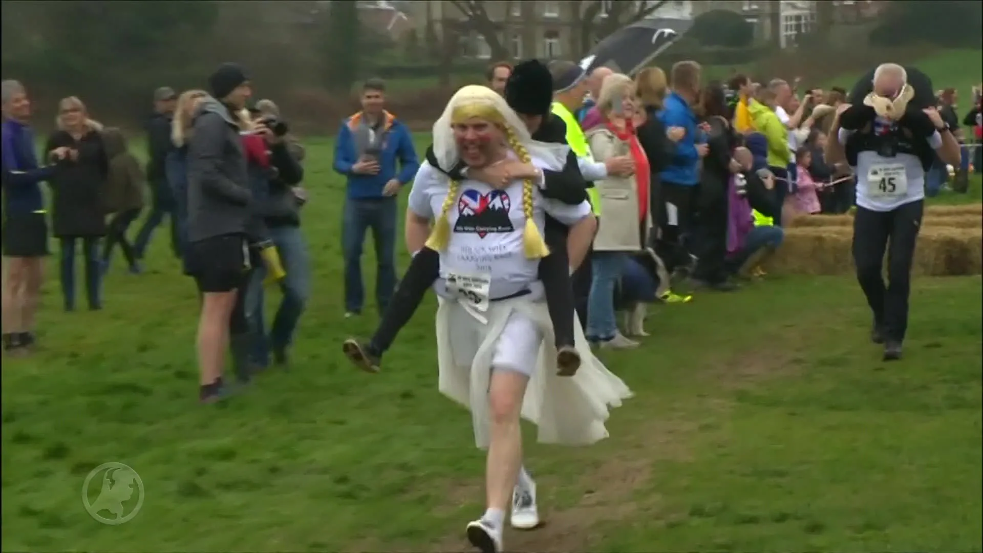 Met je vrouw op je rug glibberend naar de finishlijn