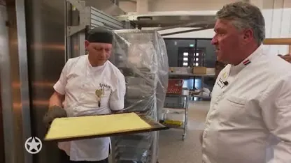 Robèrt van Beckhoven druk met zijn oranje tompoucen