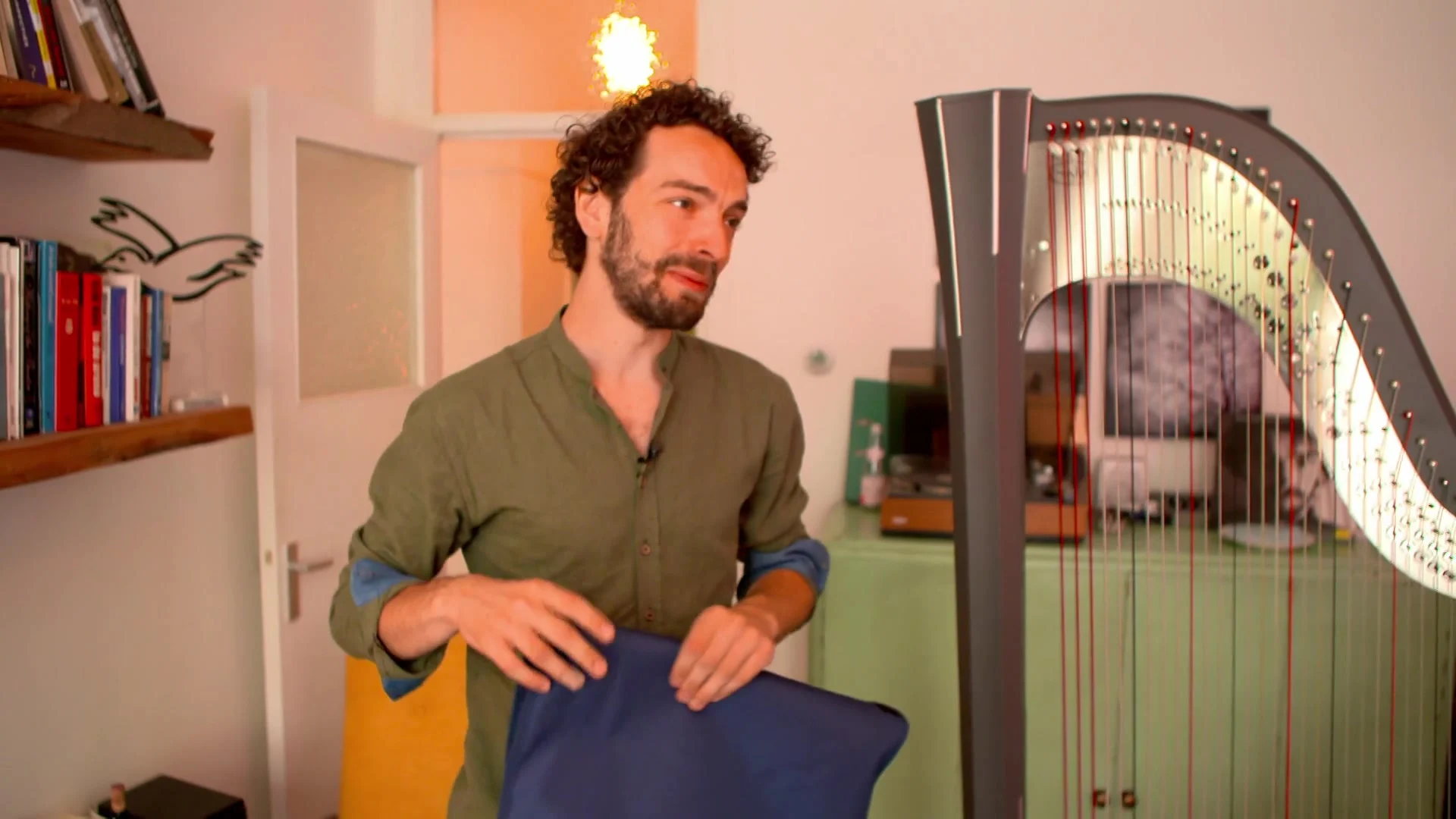 Koos op bezoek bij Remy uit Wie is de Mol? en zijn grootste harp ter wereld