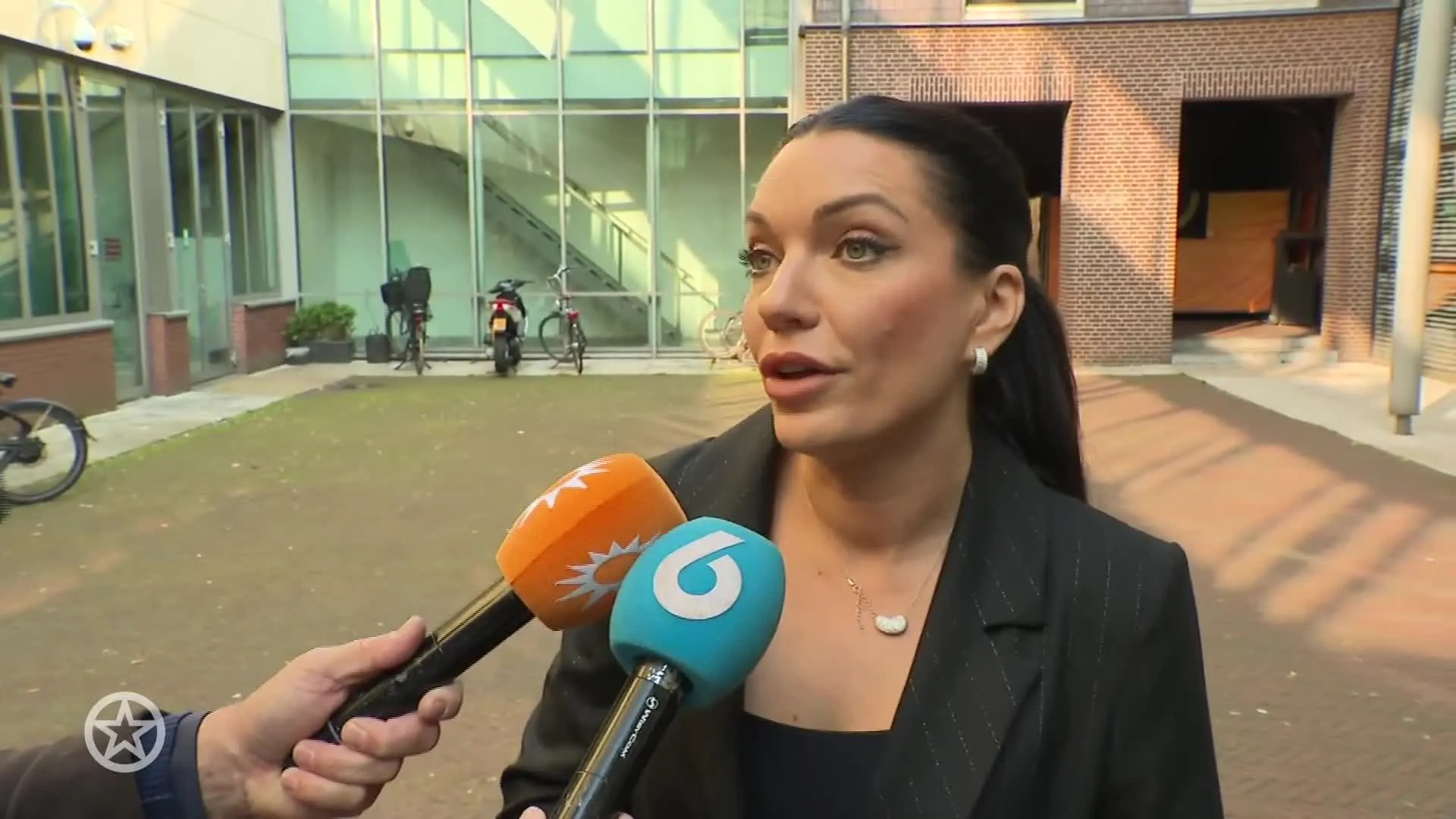 Aankomst Ali B en emotionele Jill Helena