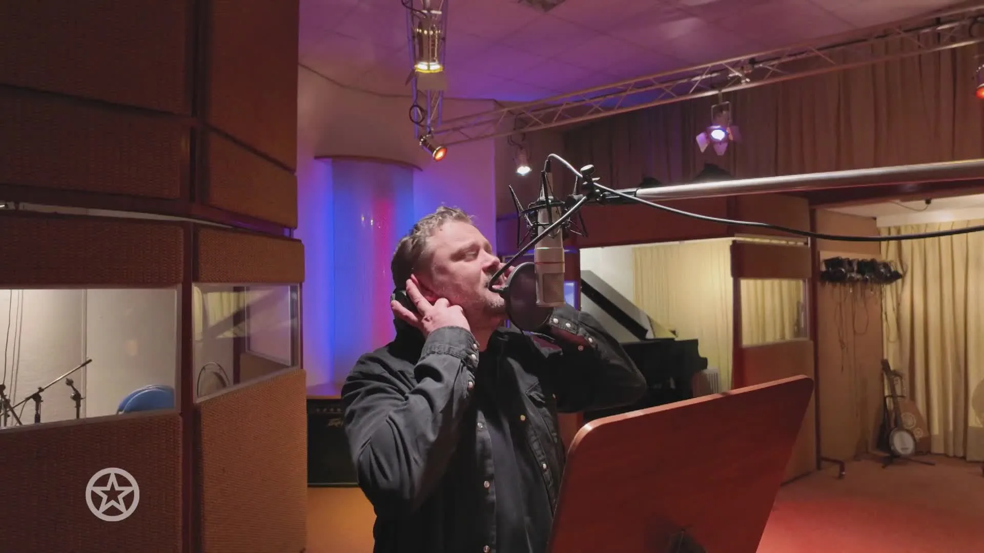 Wesly Bronckhorst zingt speciale versie van Amalia