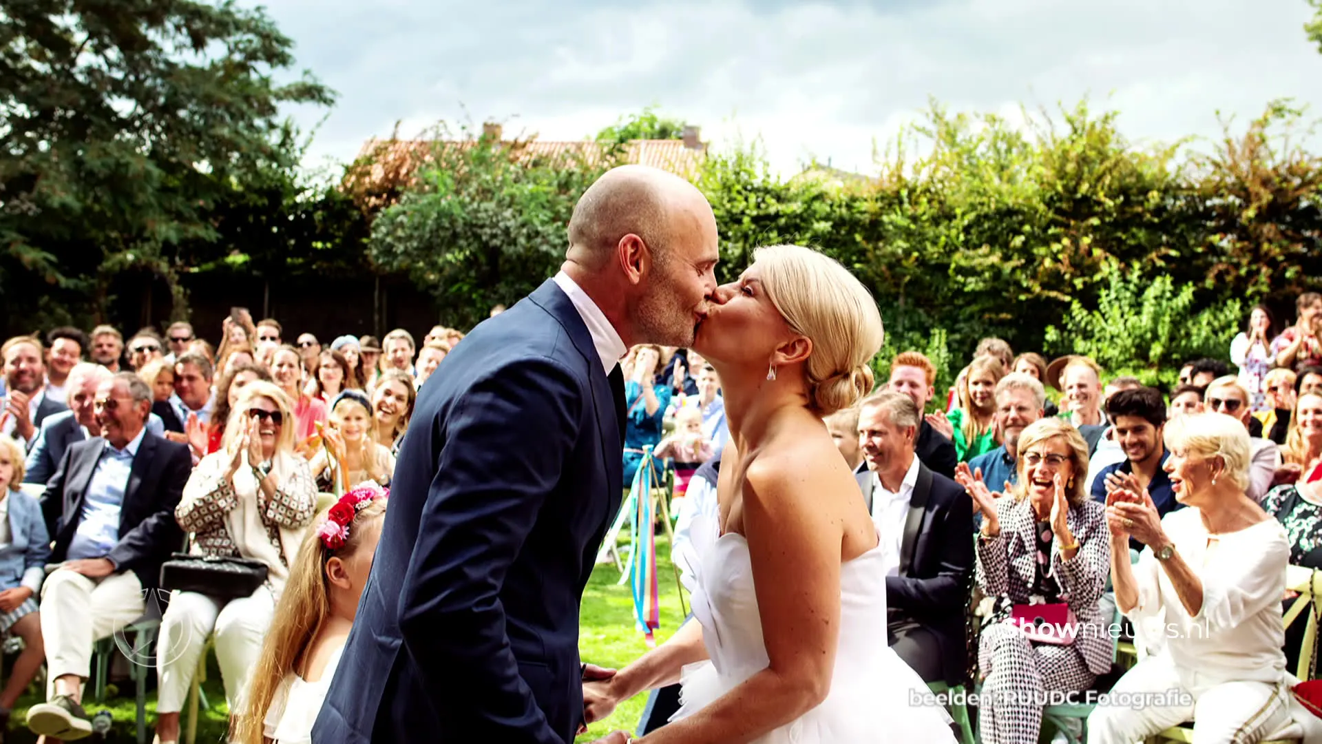 Anne-Marie Jung weer geland na hemels weekend (en ze showt de trouwring)