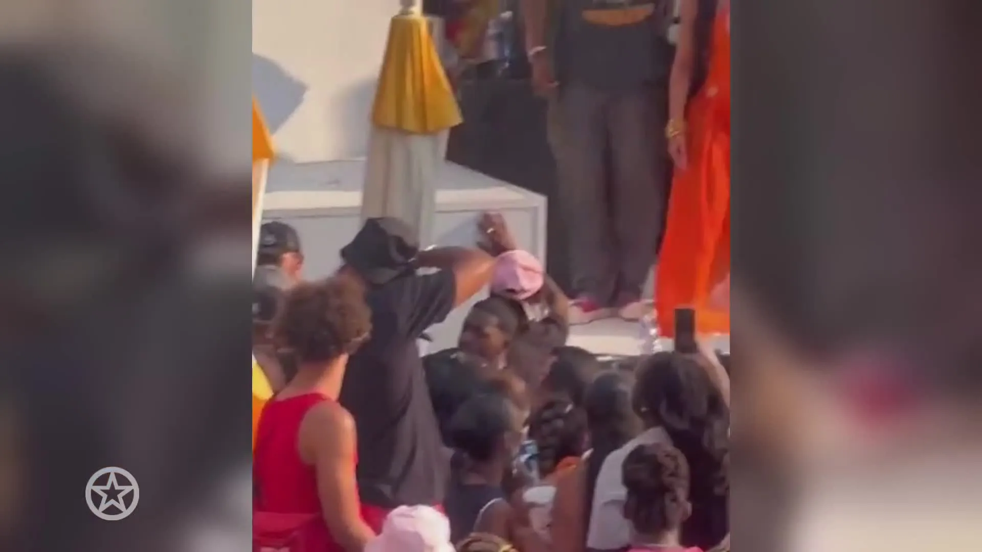 Cardi B smijt microfoon naar concertbezoeker