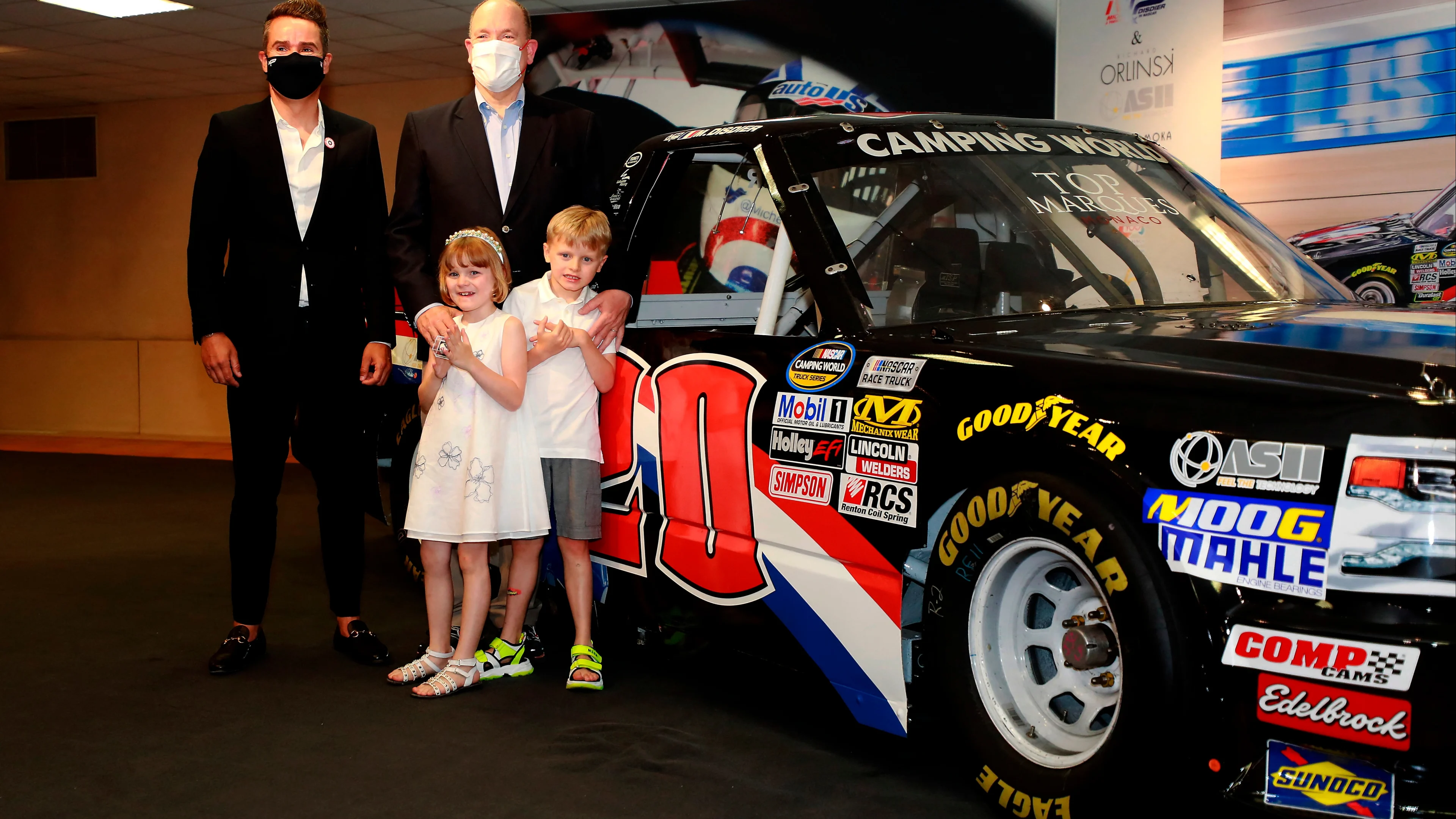 Prins Albert en kinderen op bezoek bij GP Monaco