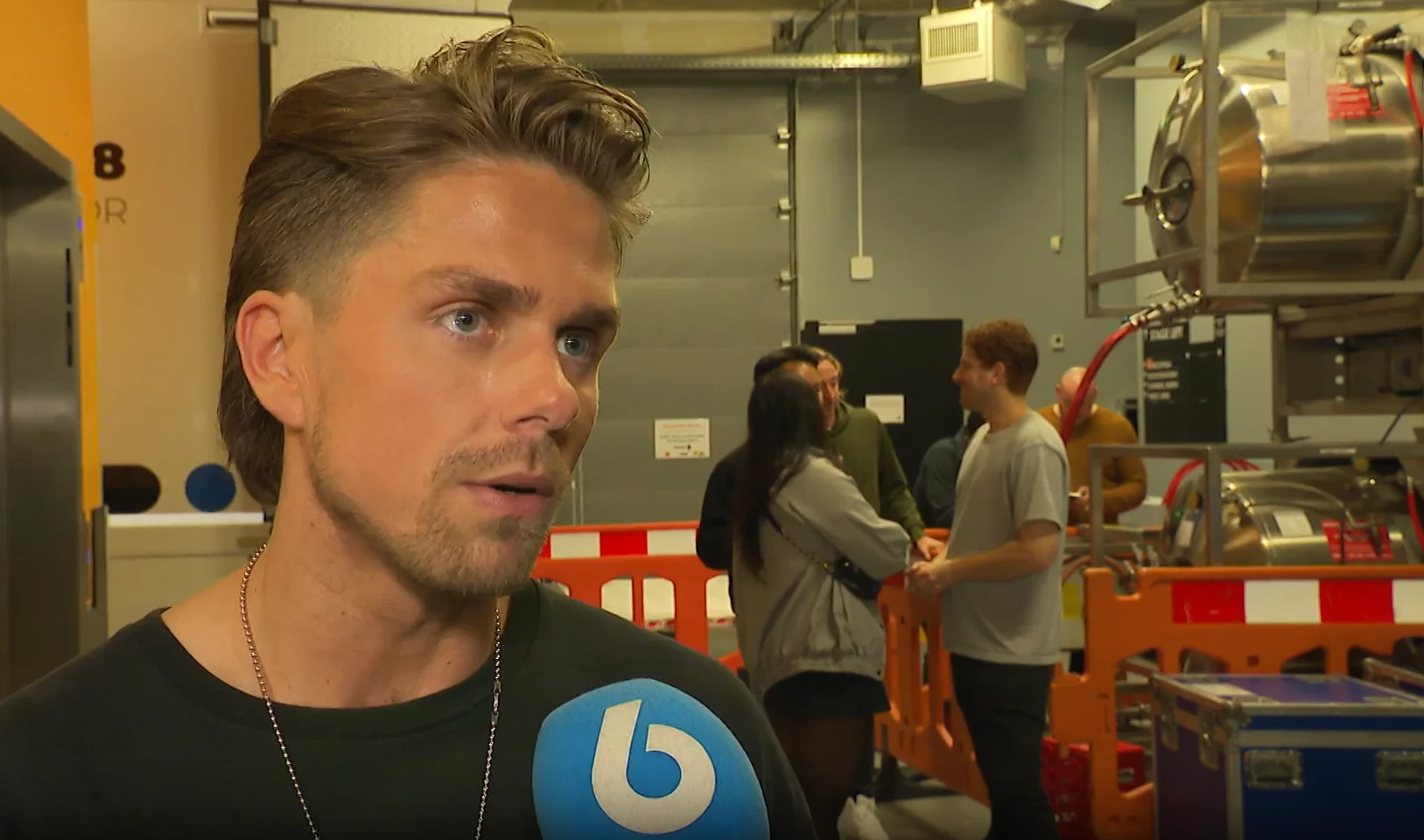 ZIEN: André Hazes showt afgetrainde lichaam