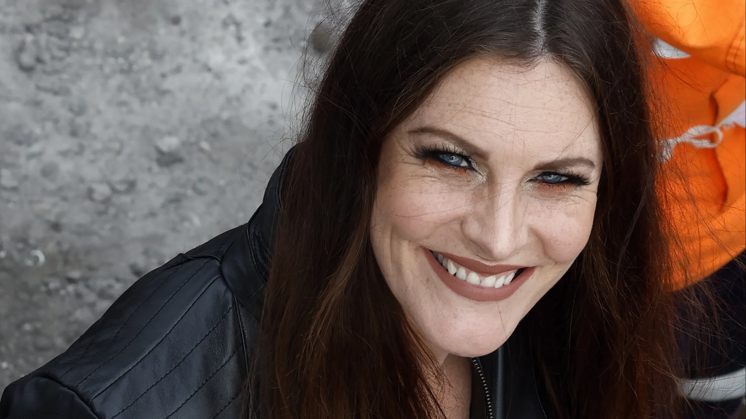 ZIEN: Geëmotioneerde Floor Jansen bij finale optreden tour: 'Het regende rozen' 