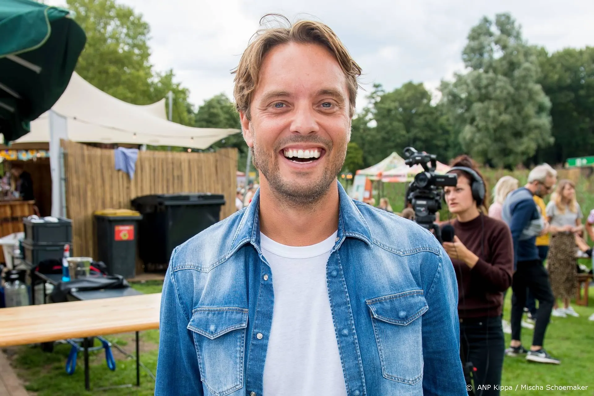 ZIEN: Bas Smit geeft hond hilarisch cadeau