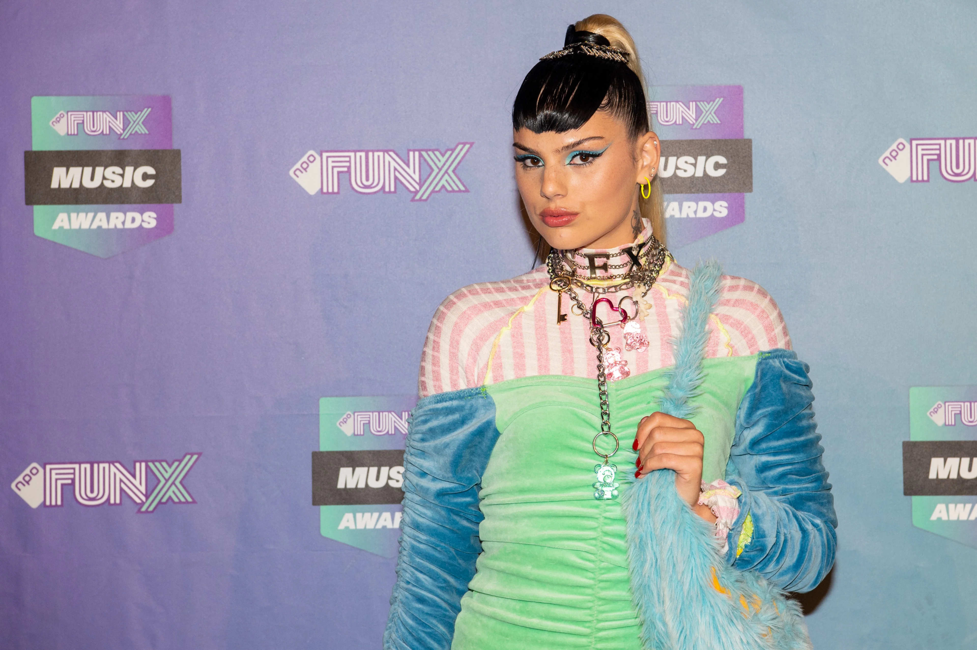 Famke Louise en Boef voor ruim 65.000 euro ingezet voor corona-campagne overheid