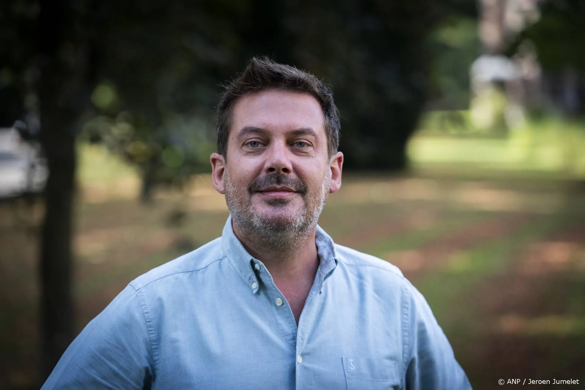 Ruben Nicolai kijkt tegen een leeg huis aan