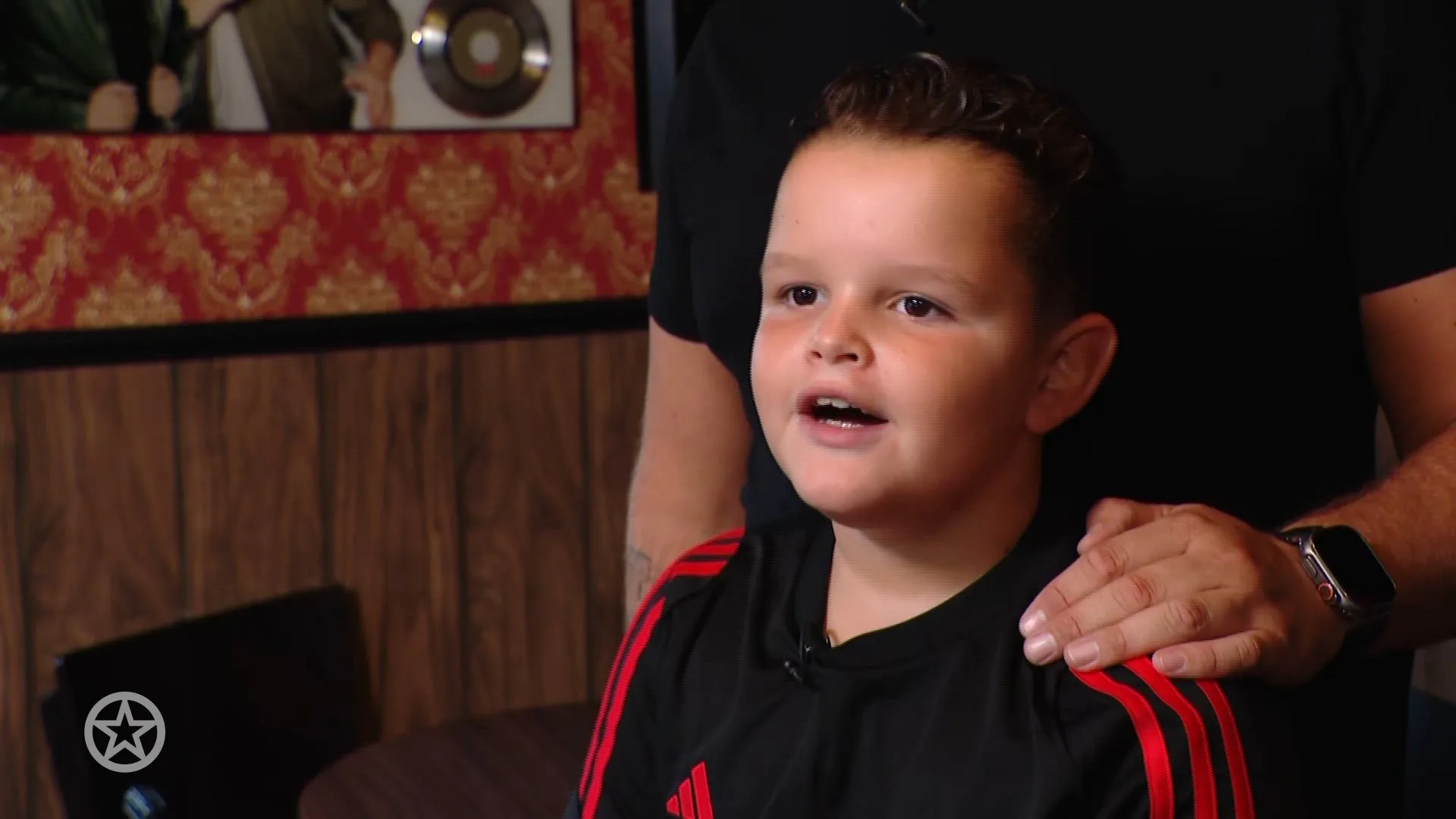 Angelito, de zoon van zanger John West, treedt in zijn vaders voetsporen