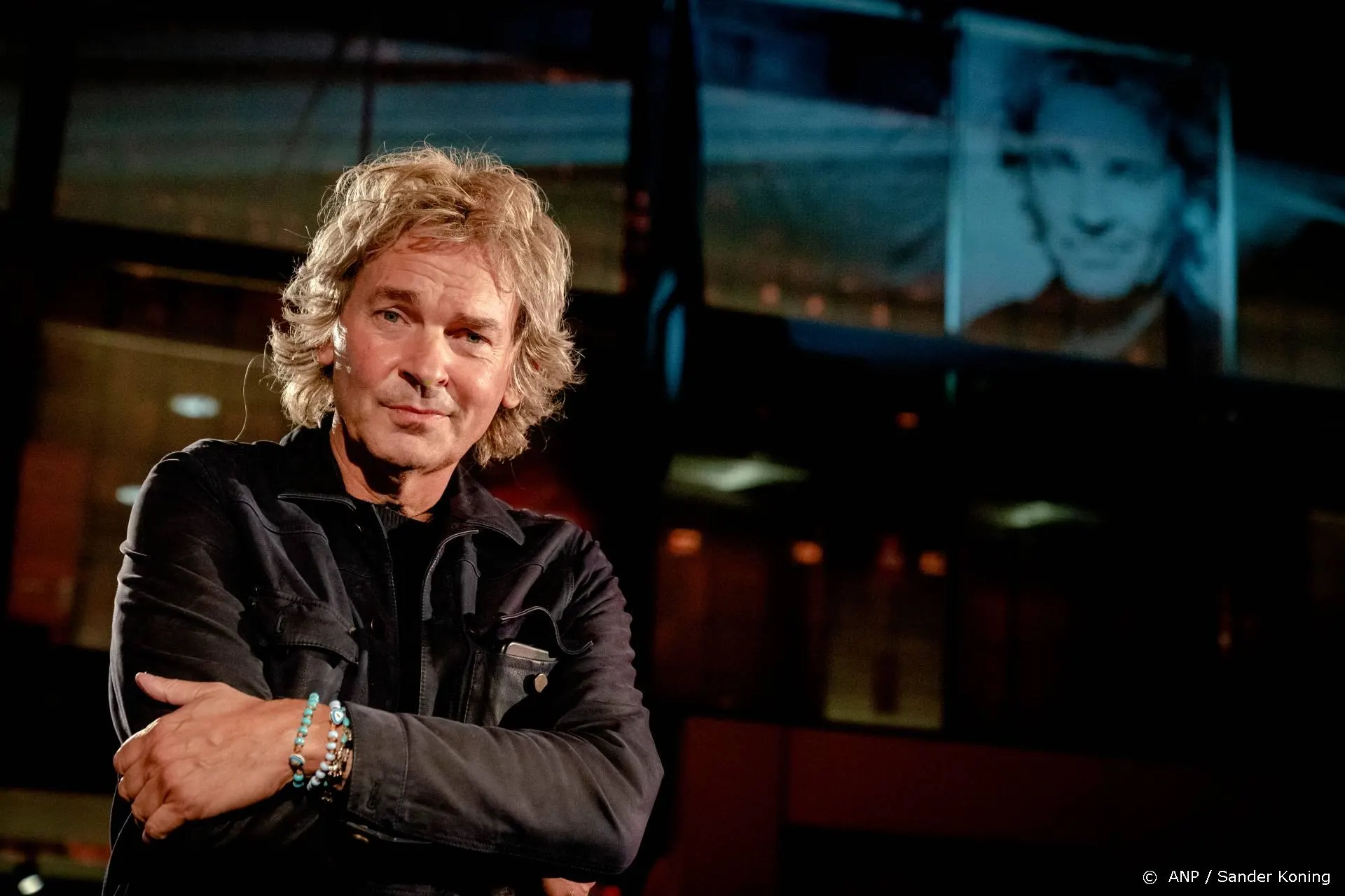 Matthijs van Nieuwkerk in de kapperstoel bij Özcan Akyol