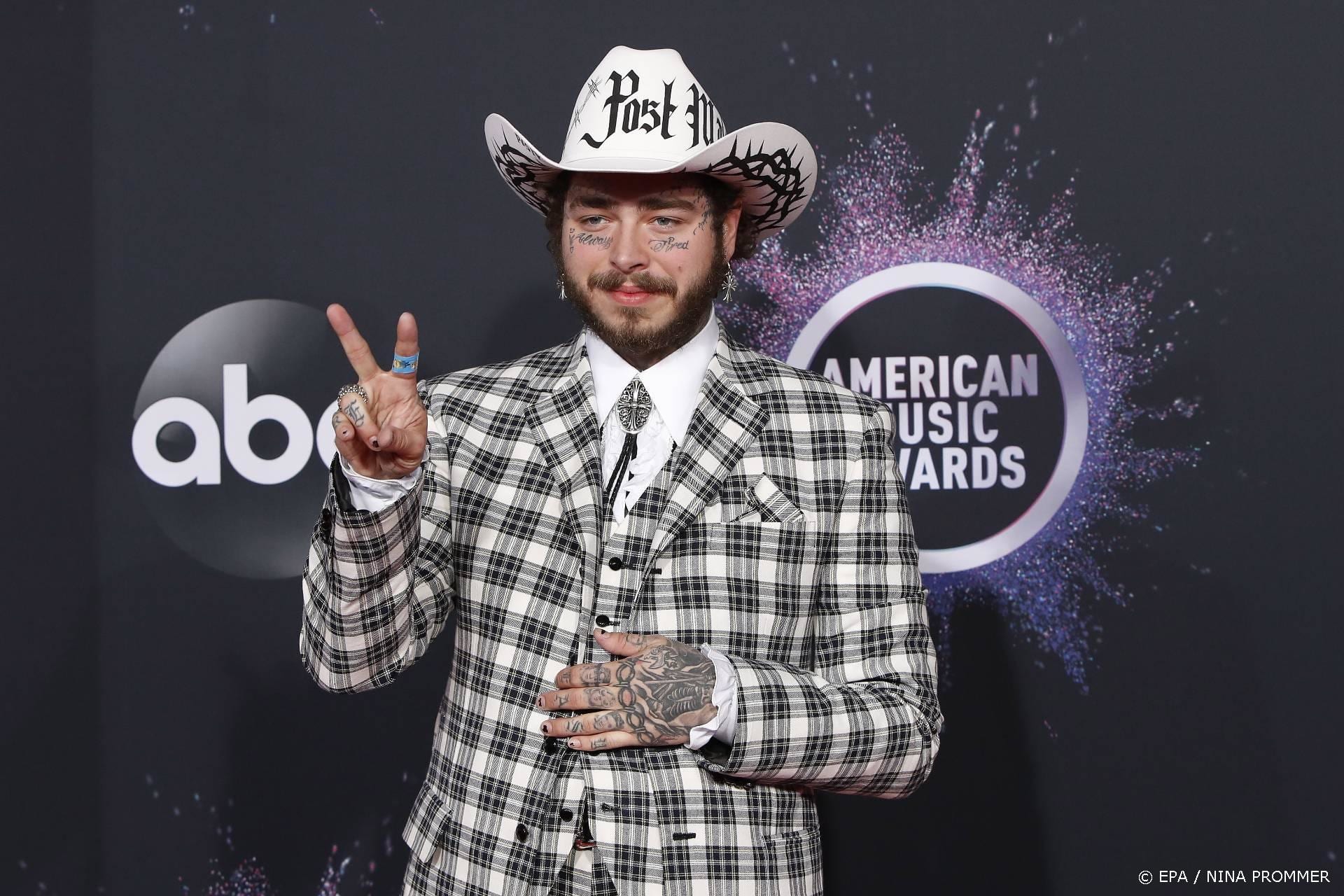 Kersverse vader Post Malone komt met kinderkledinglijn