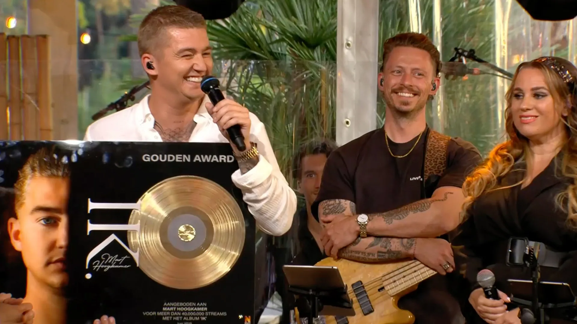 Mart Hoogkamer treedt op bij De Oranjezomer en wordt verrast door Thomas van Groningen en Raymond Mens!