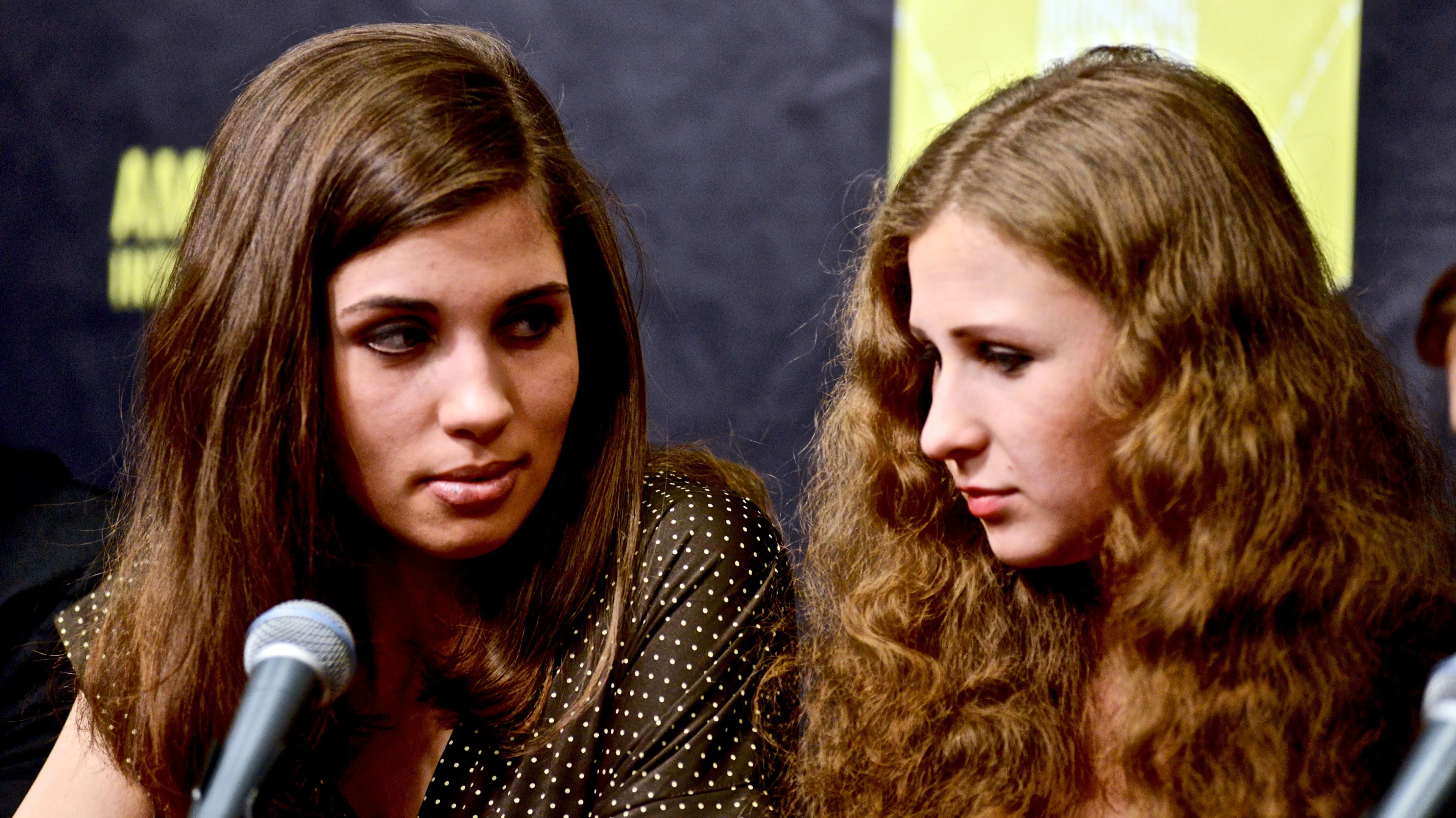 Russische punkband Pussy Riot treedt op in Amsterdam