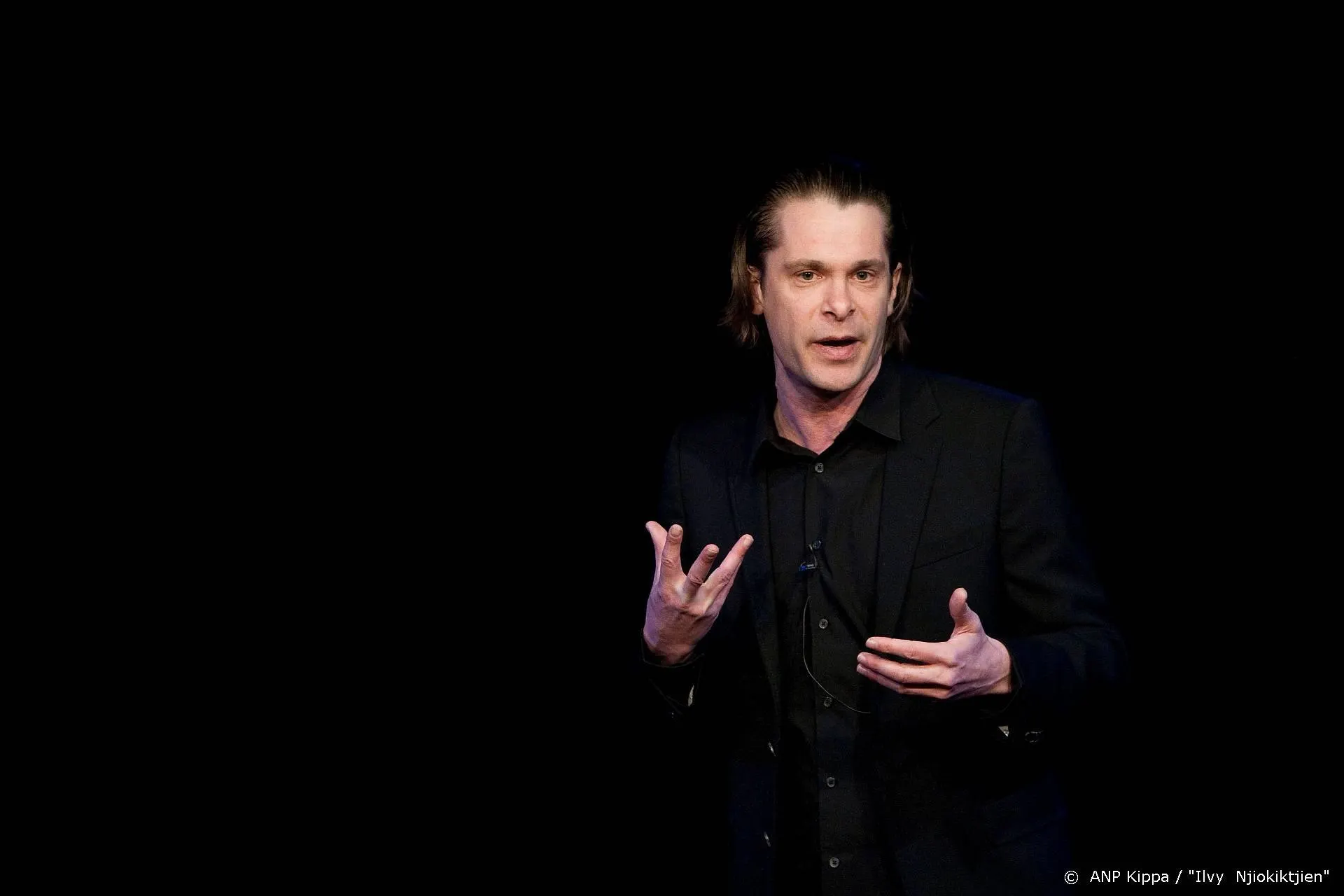 Coronaconference Hans Teeuwen trekt 265.000 kijkers