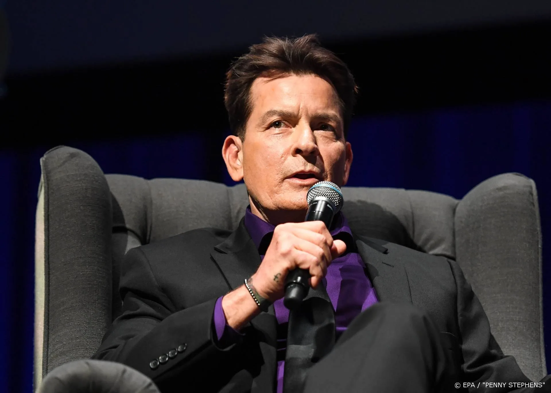Charlie Sheen viert jaar zonder sigaretten