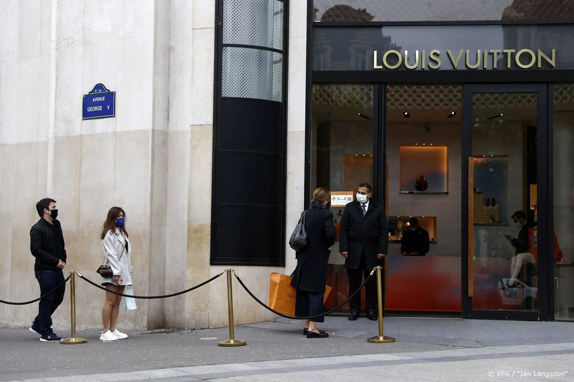 Louis Vuitton doneert 2500 mondkapjes aan ov-medewerkers