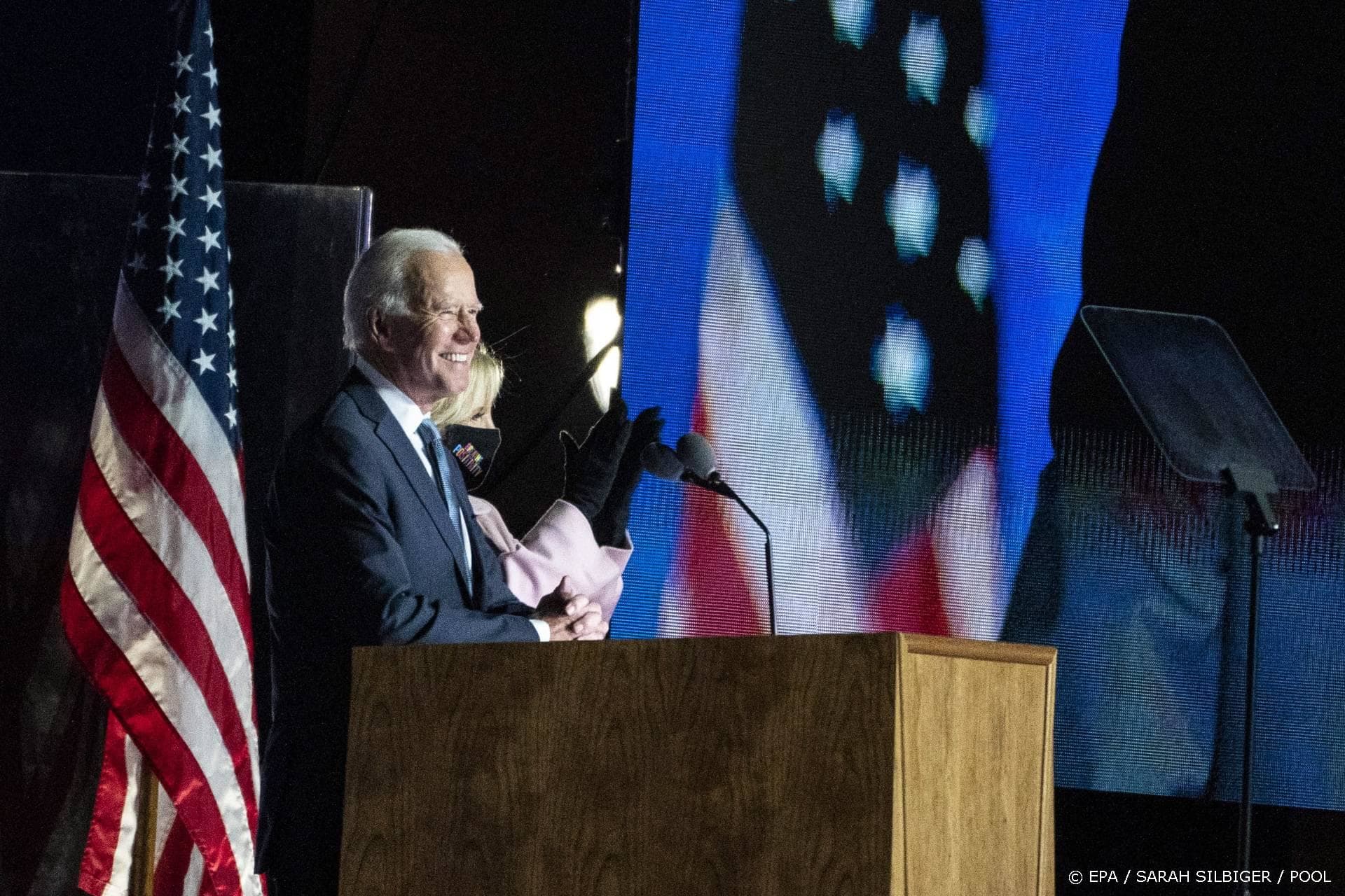 Biden verzwikt enkel tijdens spelen met hond