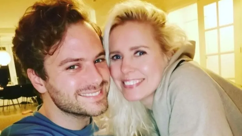 Jim Bakkum feliciteert zijn '64-jarige' Bettina