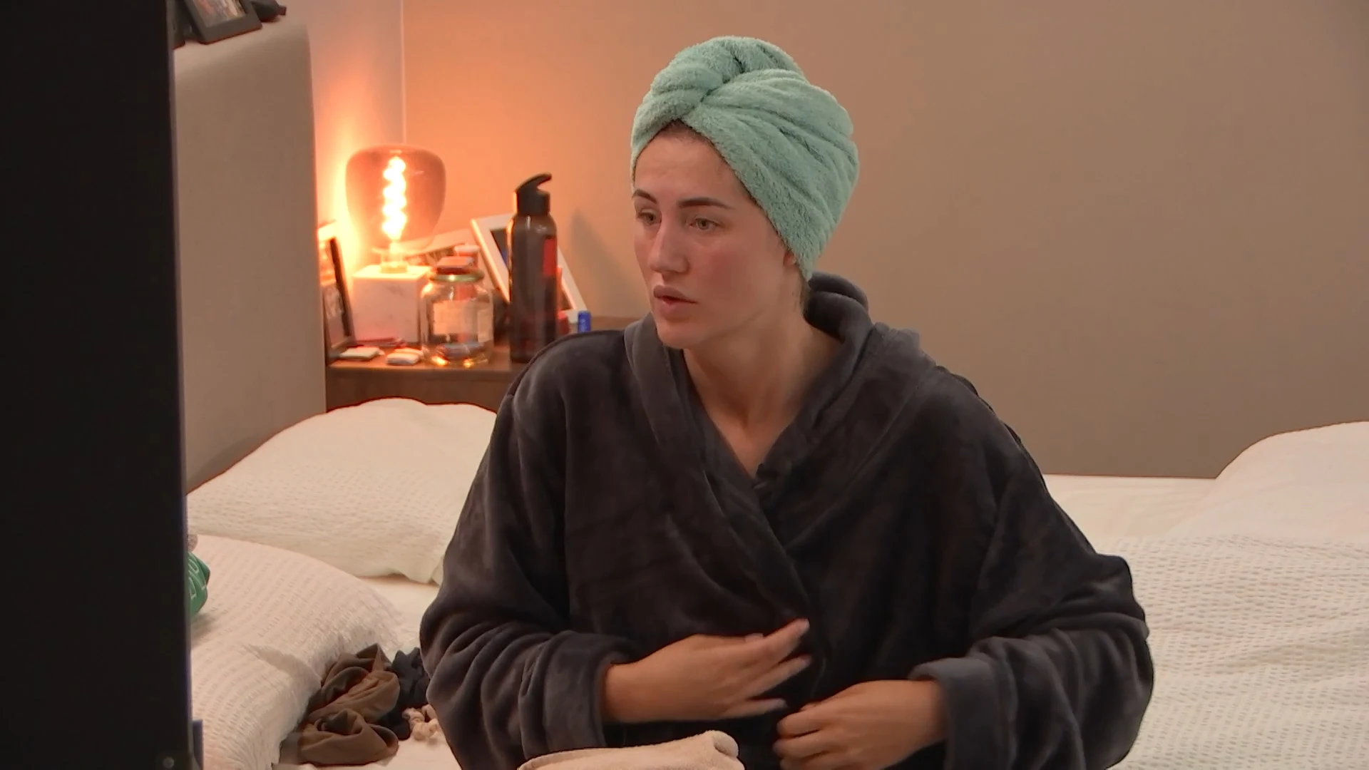 Demi wil niet dat Julia naakt rondloopt