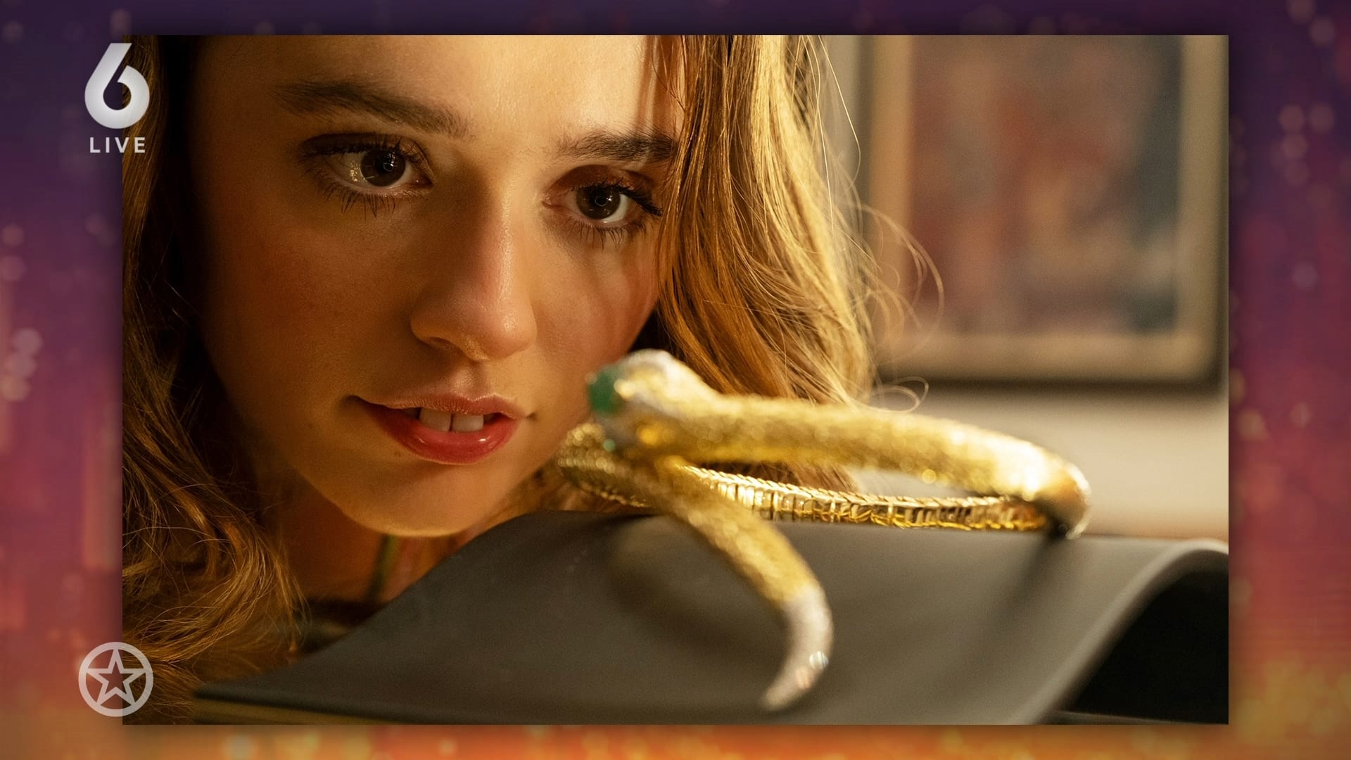 Actrice bespot met gebit