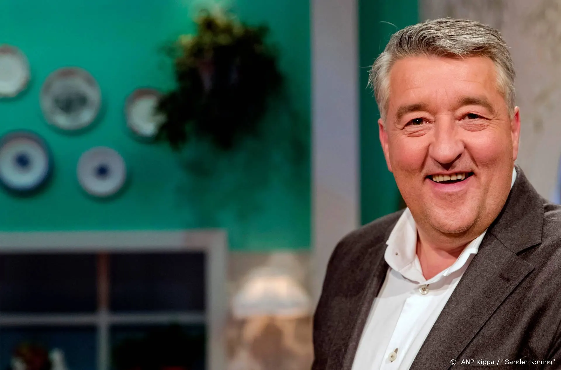 Robèrt van Beckhoven deelt cadeaubonnen uit aan zorgpersoneel