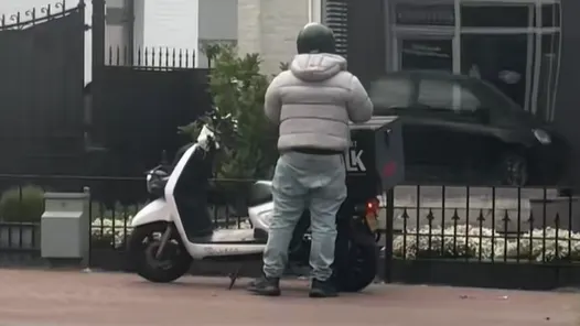 'Stille pizzabezorger' tijdens dodenherdenking gaat viraal