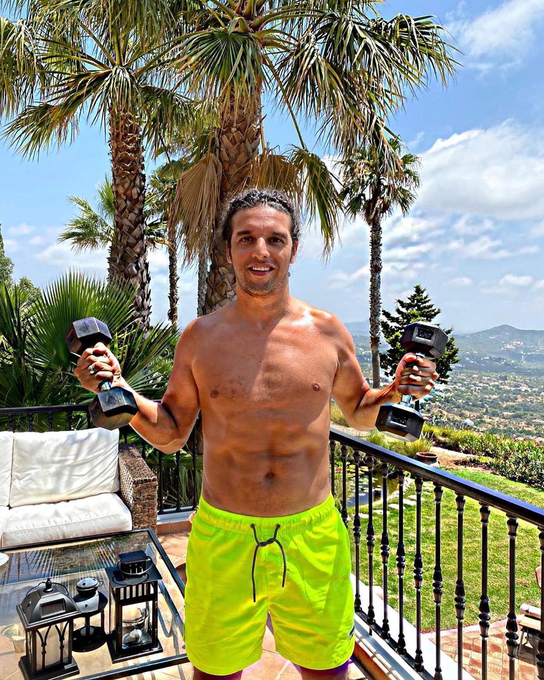 Volgers onder de indruk van sportieve, halfnaakte Ali B