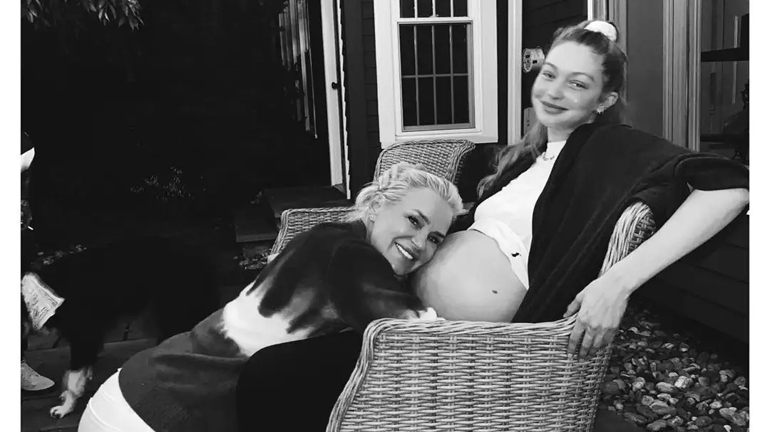 Yolanda Hadid emotioneel om kleinkind
