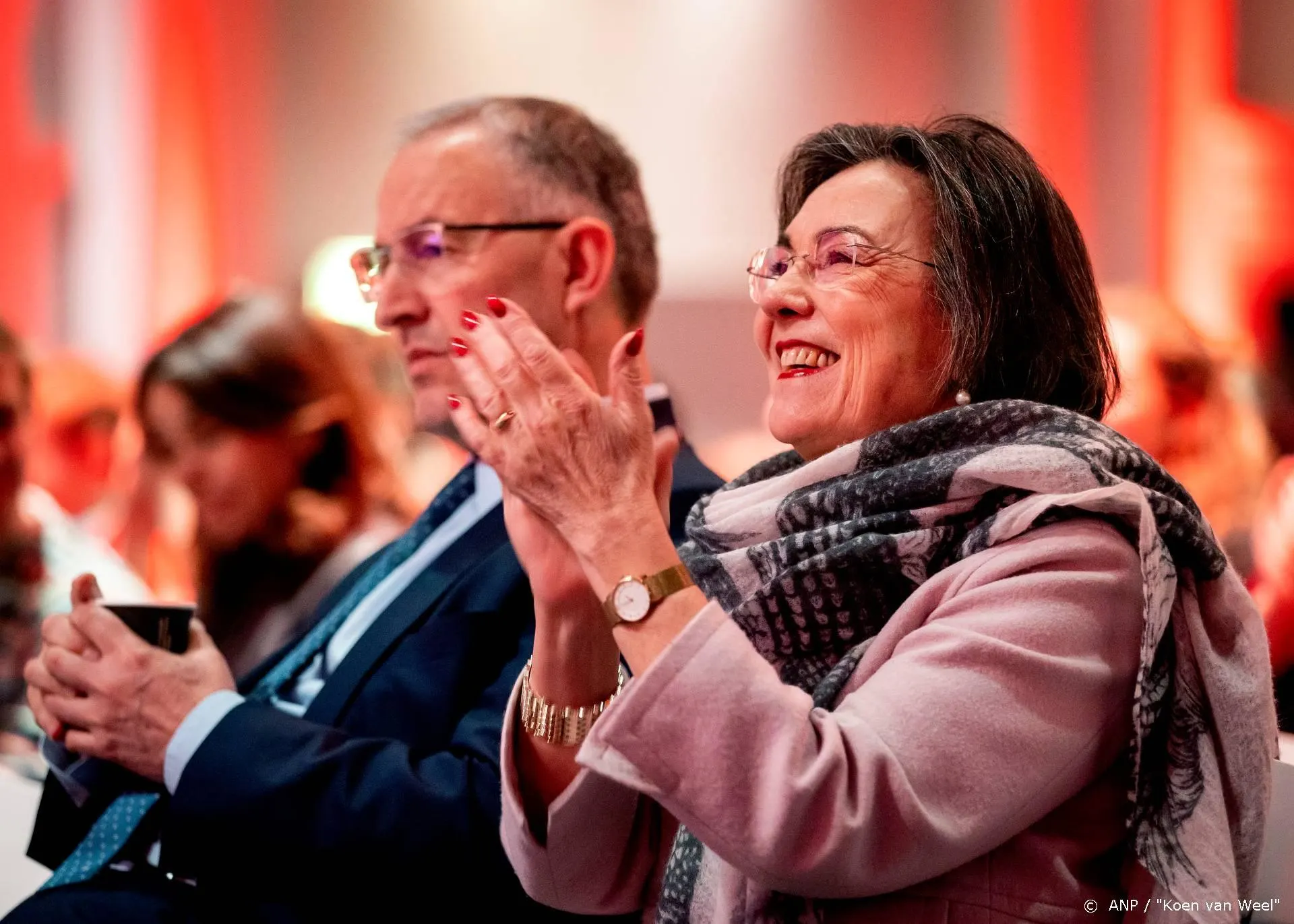 Advies Gerdi Verbeet: hou servetje vast om geen hand te geven