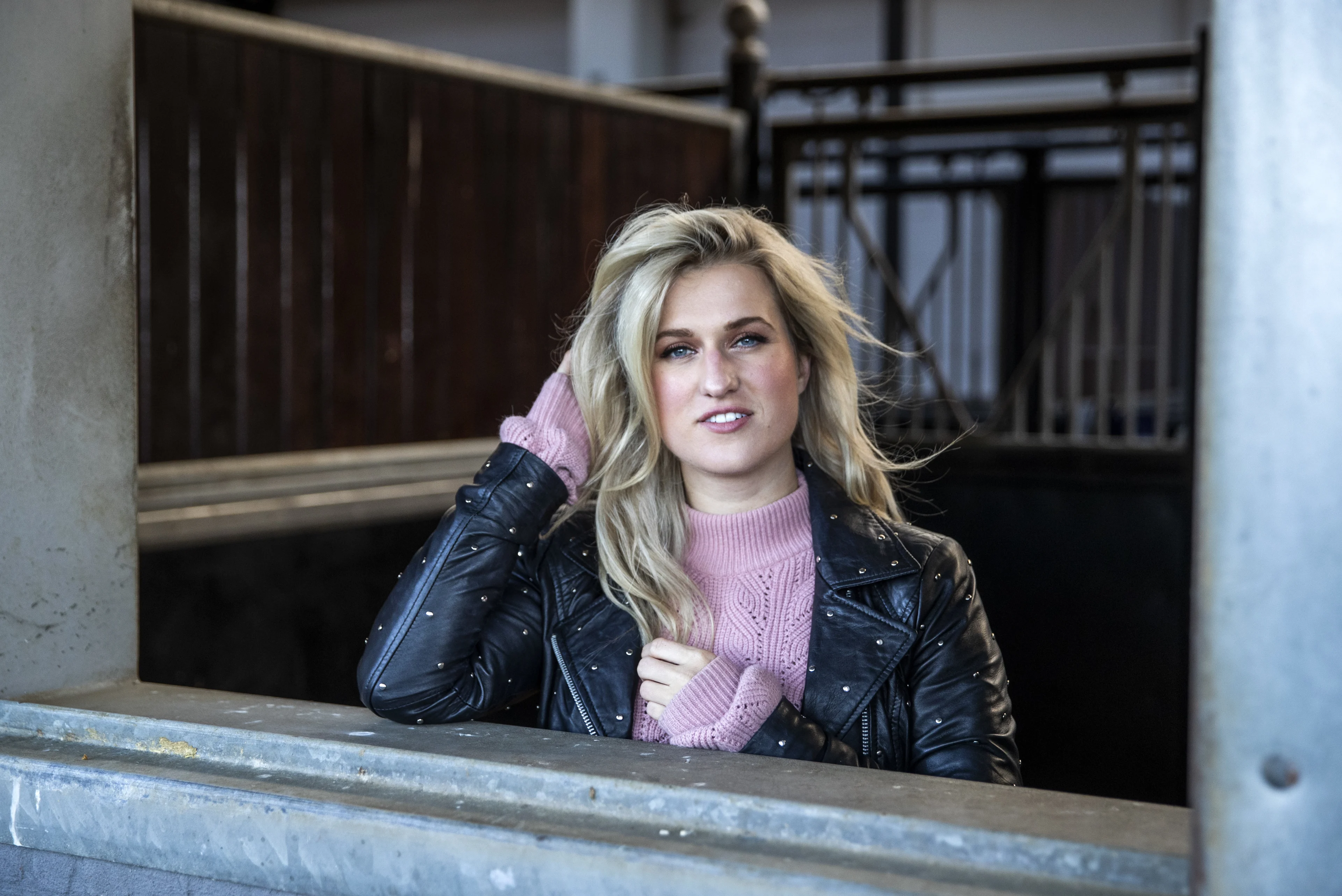 Britt Dekker ontroert met spontane actie