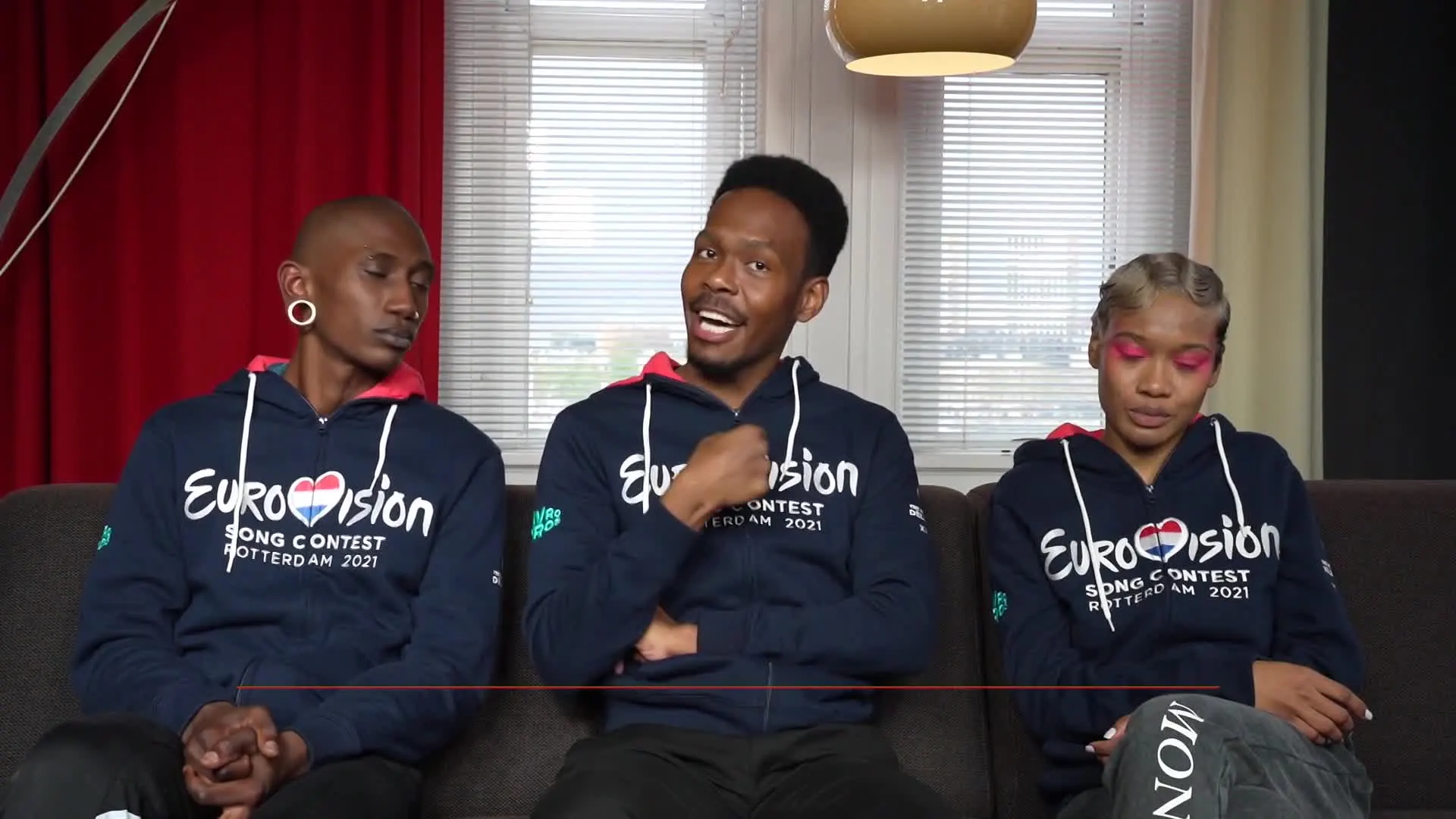 Jeangu wisselt zwart harnas in voor symbolische halsketting