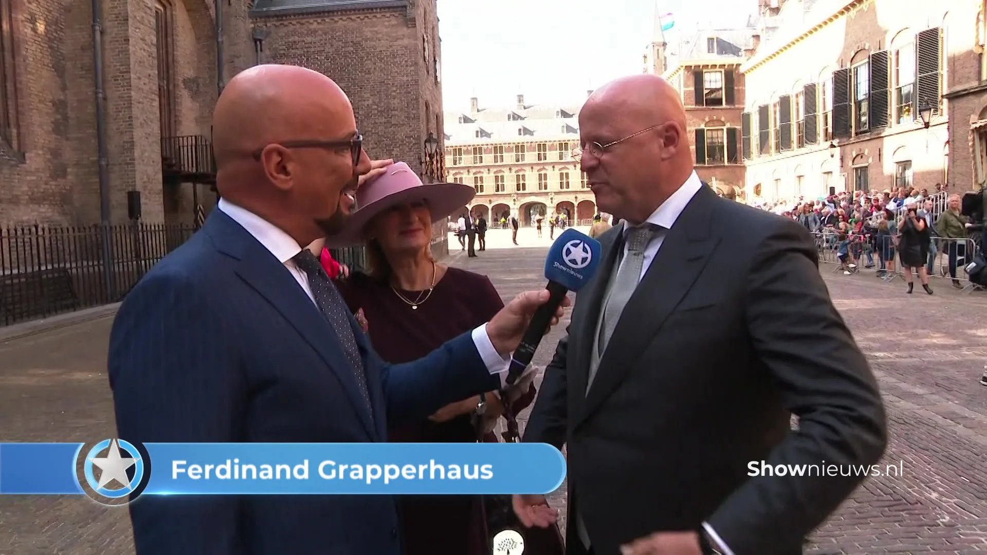 Maik legt de hoedjesparade langs de meetlat